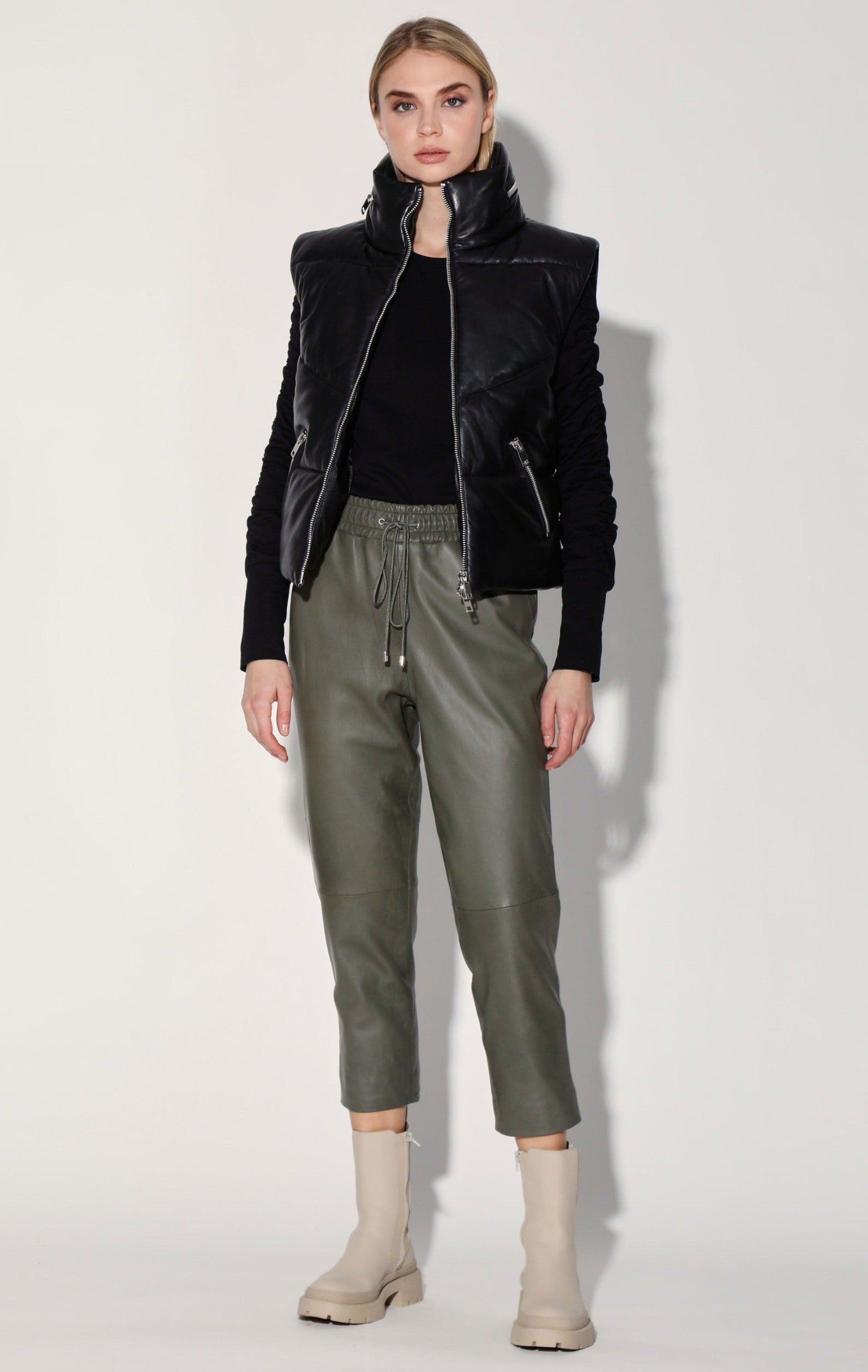 Жилет Landon, черный - стеганая кожа Walter Baker
Жилет Landon, черный - стеганая кожа Walter Baker