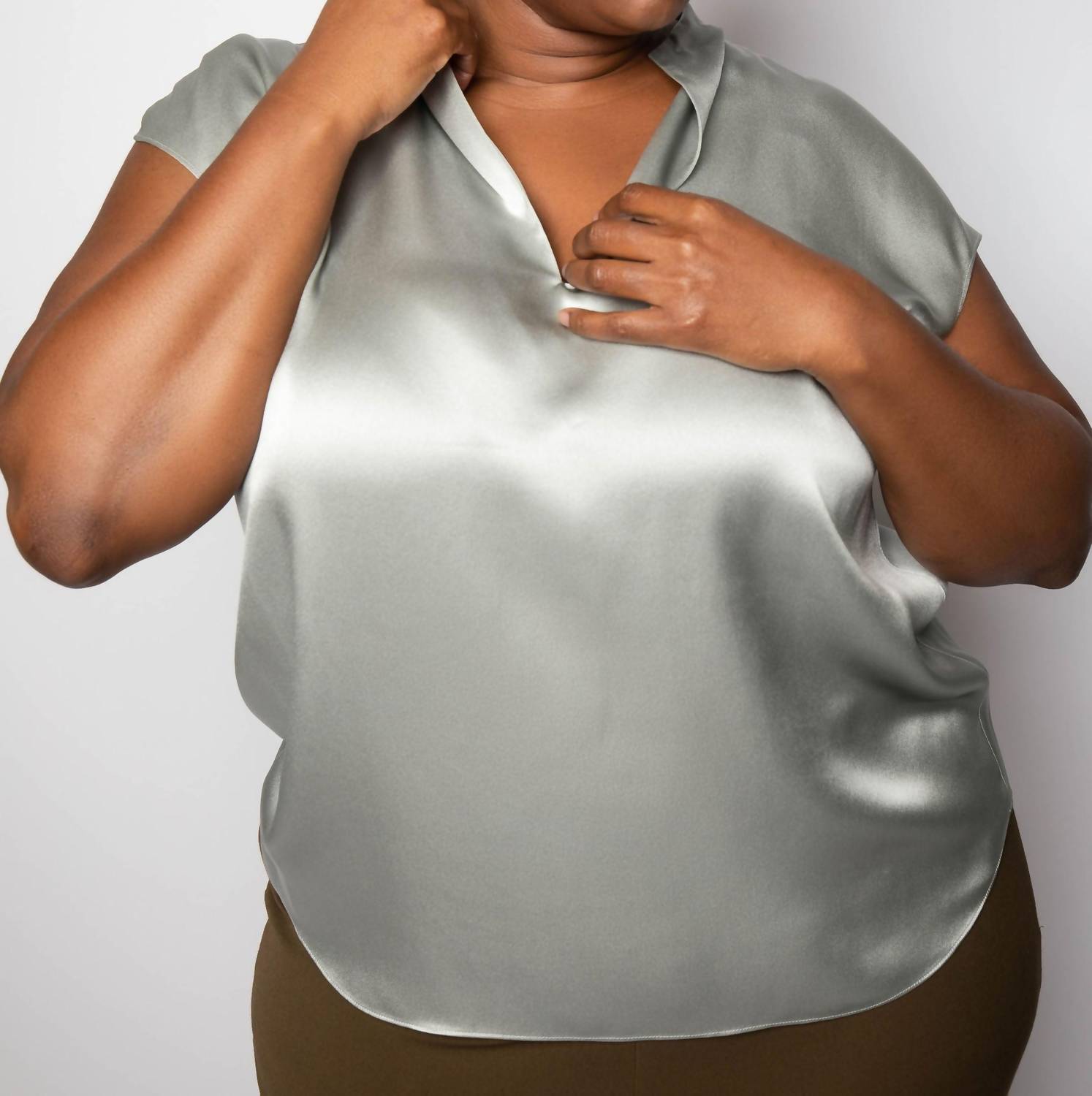 Блуза с каповыми рукавами и разрезом на горловине плюс размера в цвете мятный камень Vince
Блуза с каповыми рукавами и разрезом на горловине плюс размера в цвете мятный камень Vince