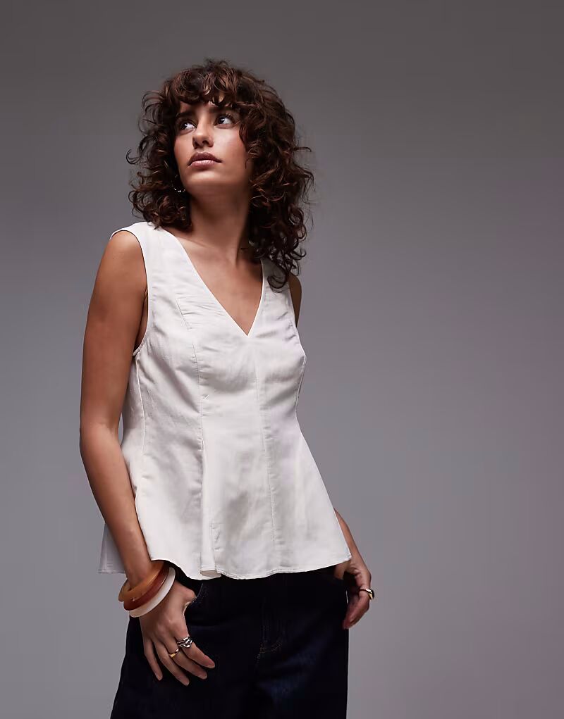 Топ из смеси льна Mango с V-образным вырезом и баской белого цвета
Топ из смеси льна Mango с V-образным вырезом и баской белого цвета