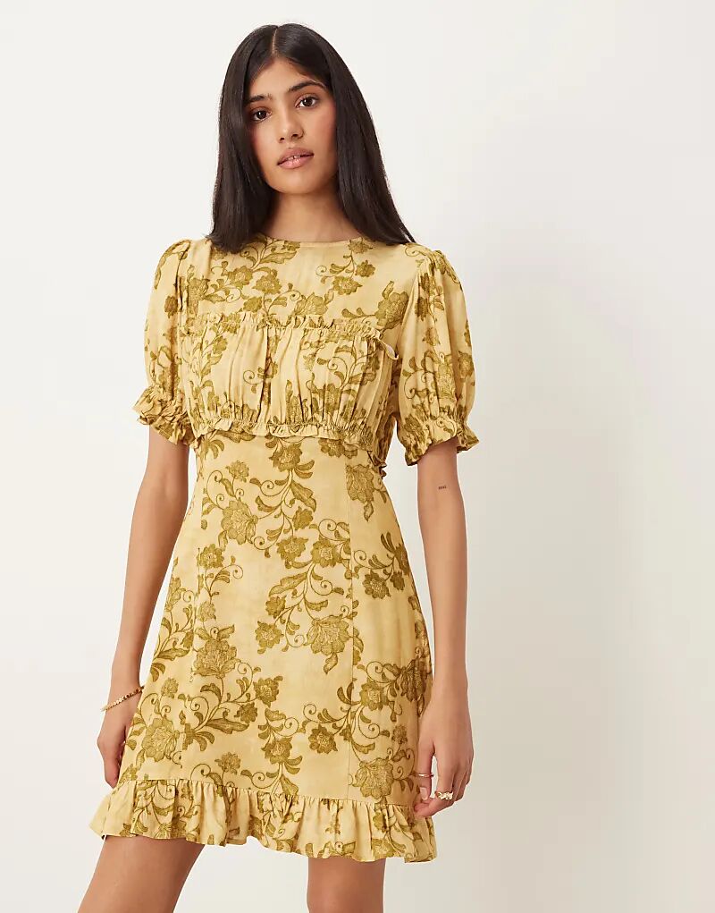 Мини-платье с короткими рукавами и оборками на груди ASOS DESIGN с приглушенным цветочным принтом
Мини-платье с короткими рукавами и оборками на груди ASOS DESIGN с приглушенным цветочным принтом