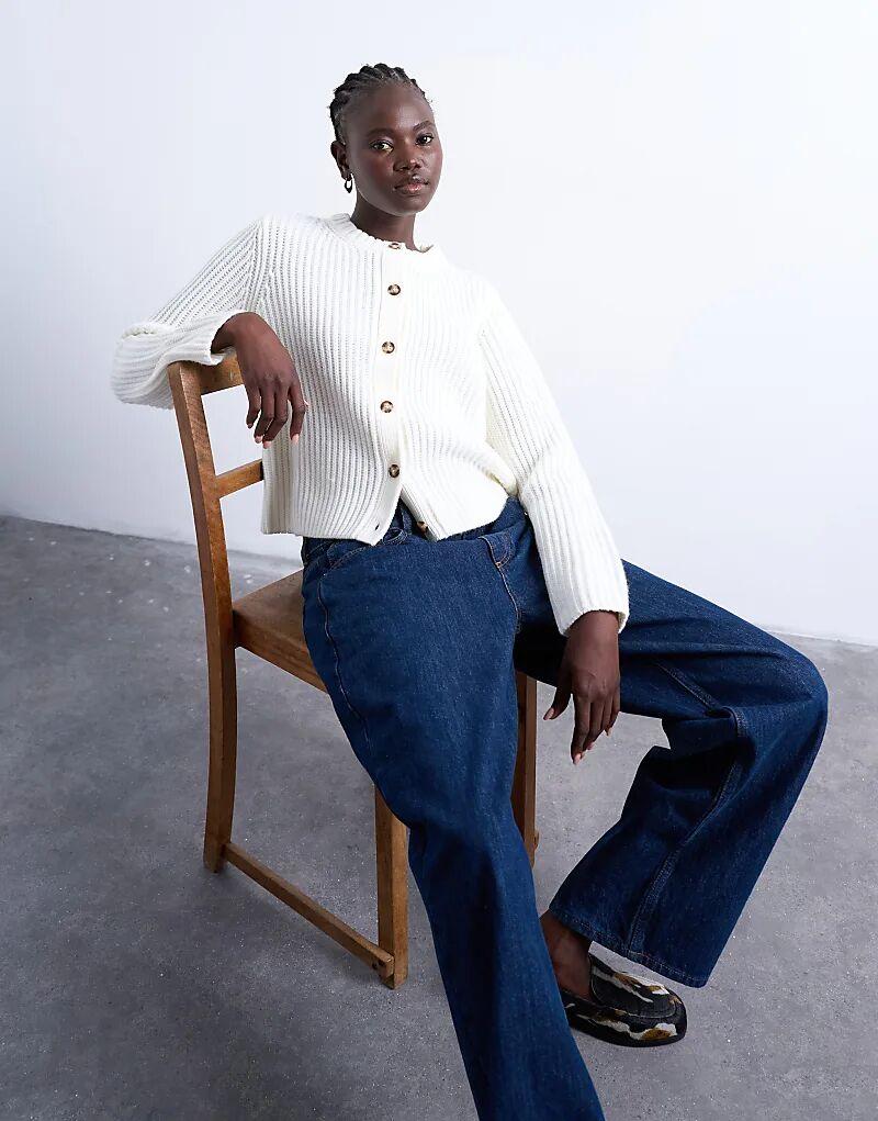 Свободный кардиган Topshop с круглым вырезом и пуговицами белого цвета
Свободный кардиган Topshop с круглым вырезом и пуговицами белого цвета