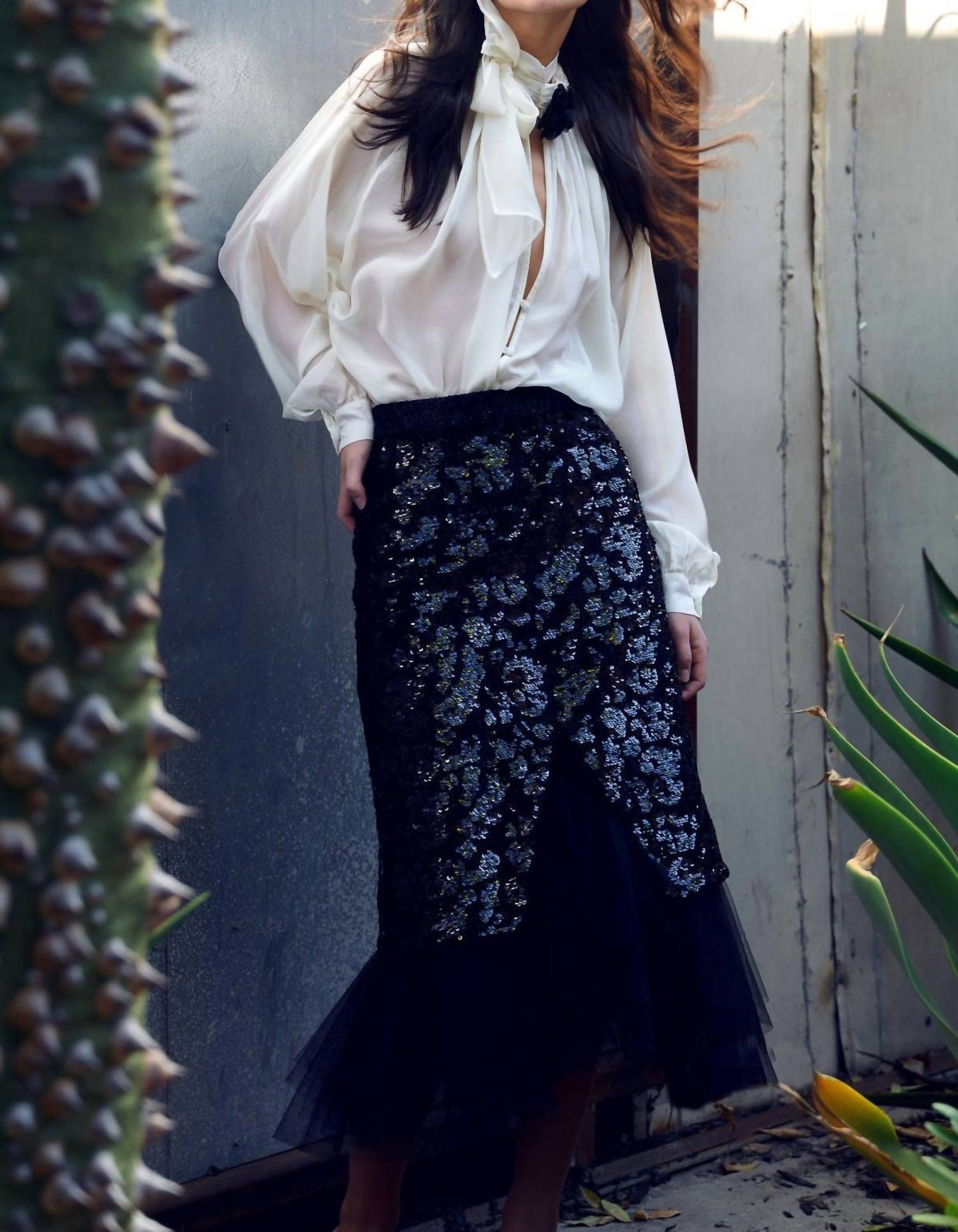 Юбка Extra Benjamin в оттенке Noir Cluster Shine Le Superbe
Юбка Extra Benjamin в оттенке Noir Cluster Shine Le Superbe