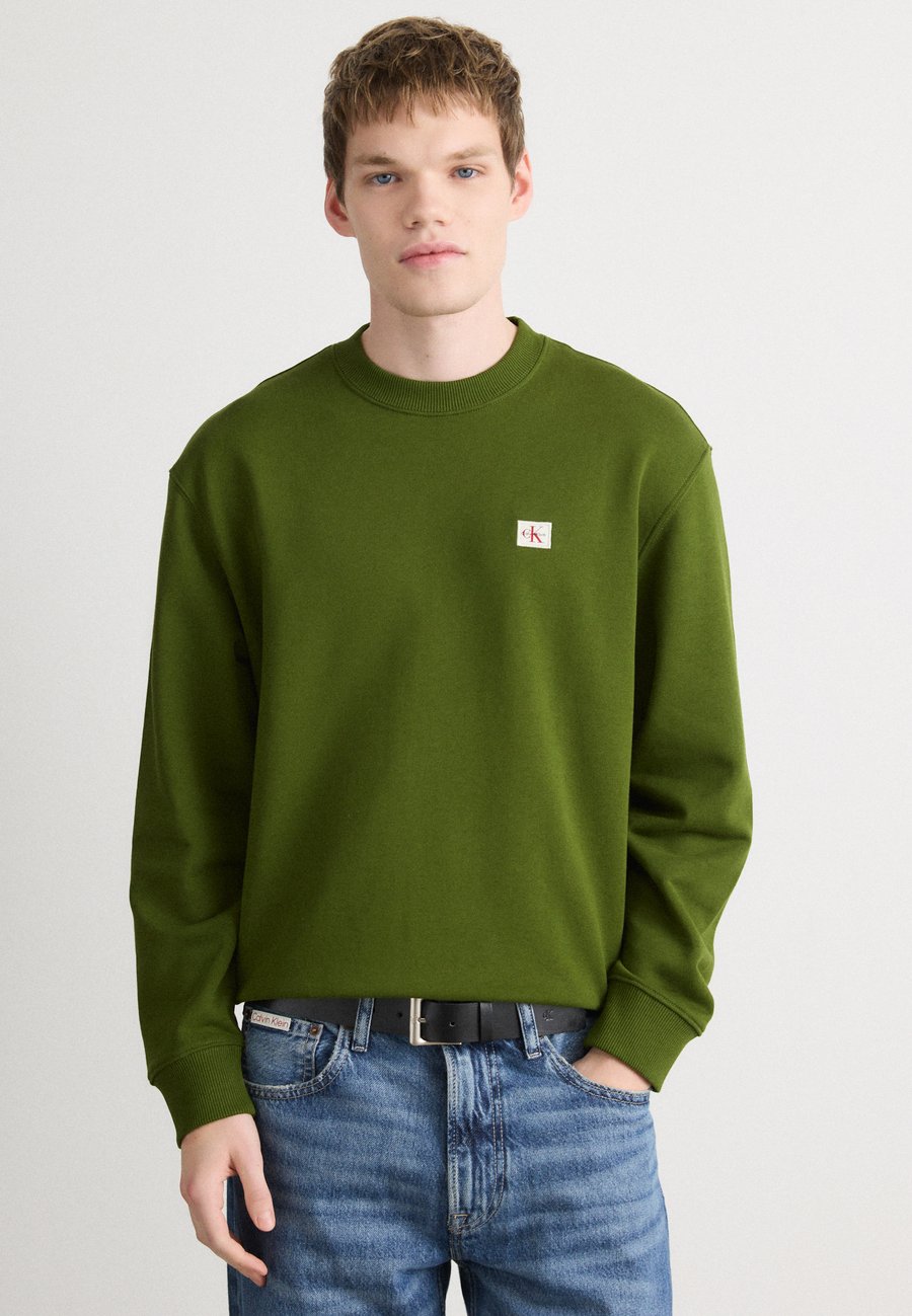 Толстовка Calvin Klein Jeans BADGE CREWNECK, Medieval Forest/Khaki, Зеленый, Толстовка Calvin Klein Jeans BADGE CREWNECK, Medieval Forest/Khaki
Толстовка Calvin Klein Jeans BADGE CREWNECK, Medieval Forest/Khaki, Зеленый, Толстовка Calvin Klein Jeans BADGE CREWNECK, Medieval Forest/Khaki