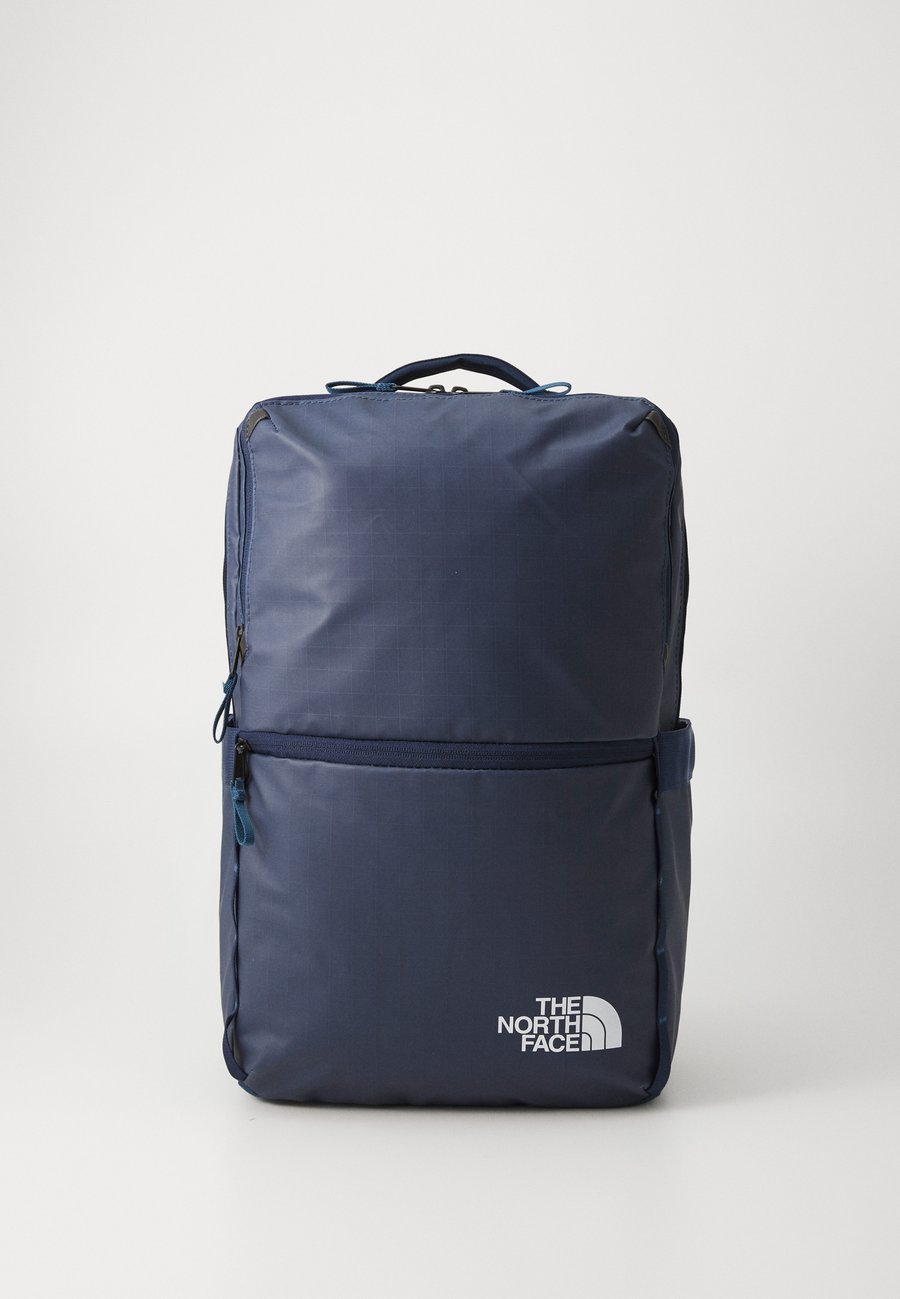 Рюкзак The North Face BASE CAMP VOYAGER DAYPACK UNISEX, Shady Blue-Summit Navy/Blue
Рюкзак The North Face BASE CAMP VOYAGER DAYPACK UNISEX, Shady Blue-Summit Navy/Blue
