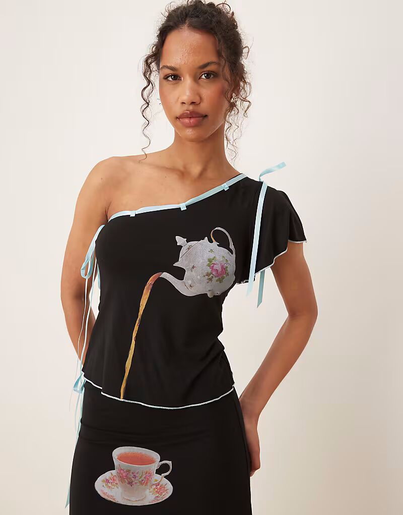 Кофточка с принтом «Алиса в чайной шляпе» от Tyler Mcgillivary, черная
Кофточка с принтом «Алиса в чайной шляпе» от Tyler Mcgillivary, черная