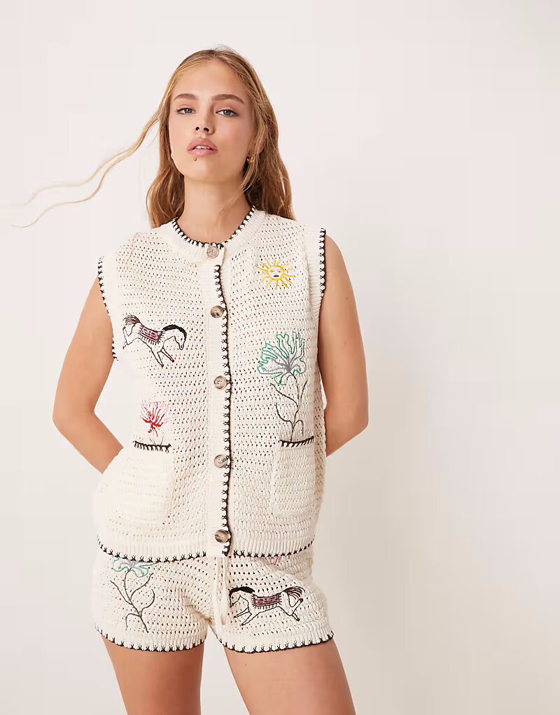 Трикотажный топ с вышивкой цвета кремовый Asos Design
Трикотажный топ с вышивкой цвета кремовый Asos Design