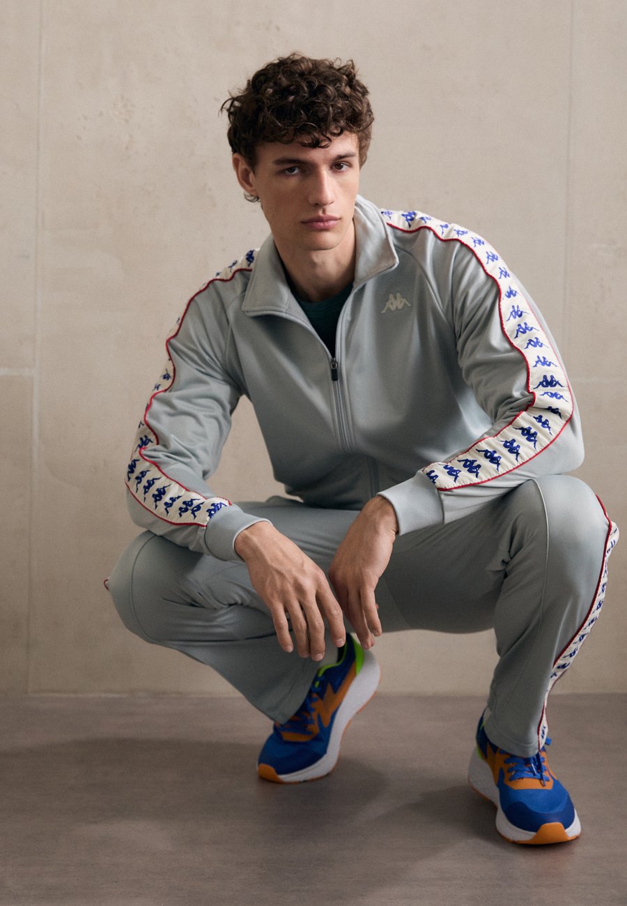 Спортивный костюм Kappa Tracksuit, Grey/White/Antique Red/Grey
Спортивный костюм Kappa Tracksuit, Grey/White/Antique Red/Grey