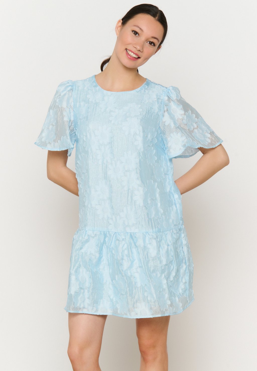 Повседневное платье FLOWING BOW-BACK LolaLiza, светло-голубой
Повседневное платье FLOWING BOW-BACK LolaLiza, светло-голубой