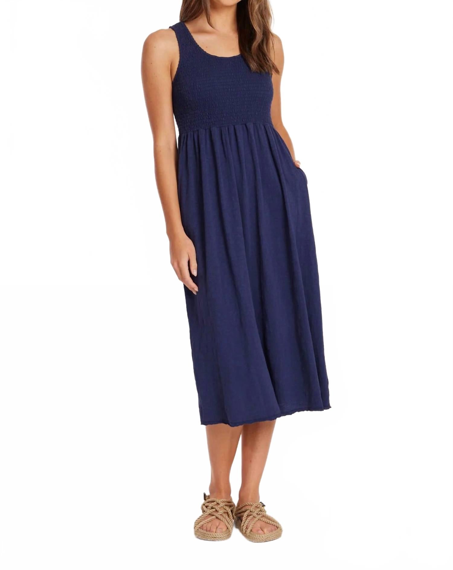 Смокинговое миди-платье-майка в ярком темно-синем цвете Mod-O-Doc
Смокинговое миди-платье-майка в ярком темно-синем цвете Mod-O-Doc