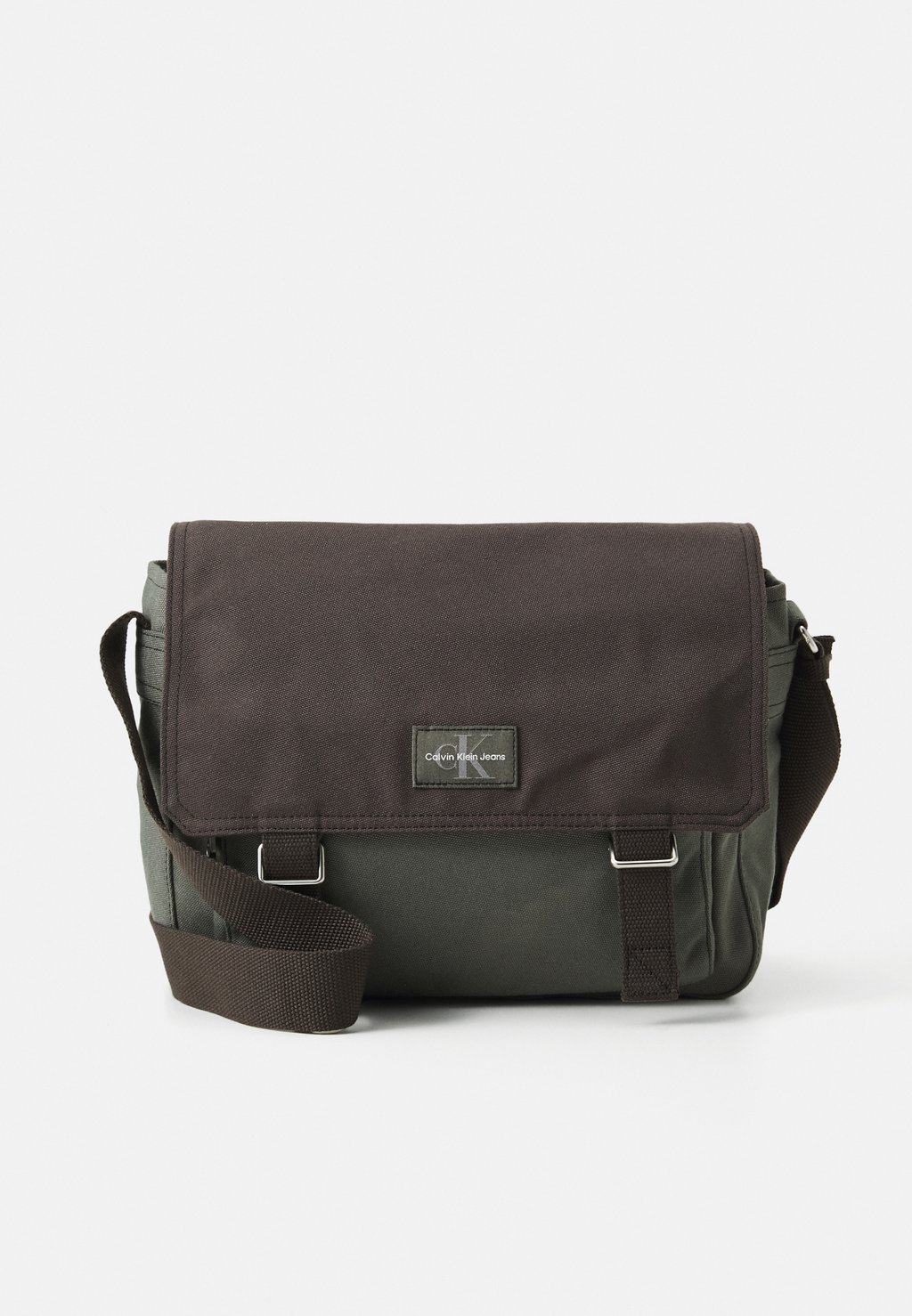 Сумка через плечо WORKWEAR FLAP MESSENGER - Across body bag Calvin Klein Jeans, темно-серый
Сумка через плечо WORKWEAR FLAP MESSENGER - Across body bag Calvin Klein Jeans, темно-серый