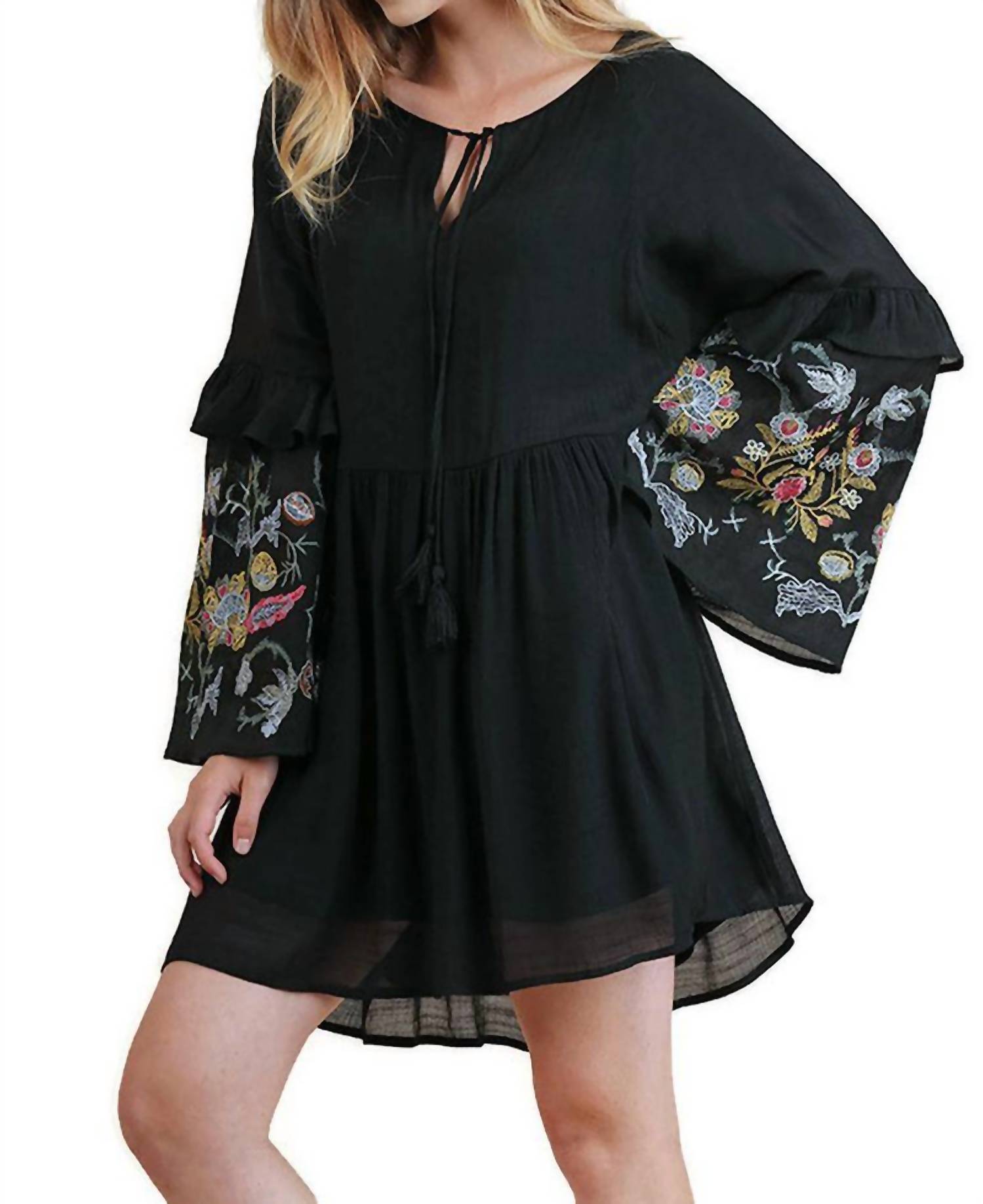 Черное платье с вышивкой и рюшами Umgee
Черное платье с вышивкой и рюшами Umgee