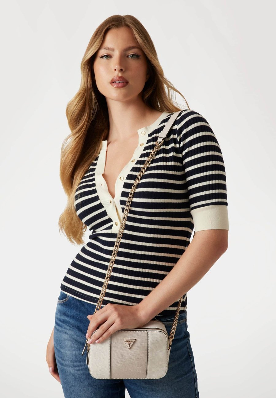 Сумка кросс-боди Guess NOELLE CROSSBODY CAMERA, Creme/Beige
Сумка кросс-боди Guess NOELLE CROSSBODY CAMERA, Creme/Beige