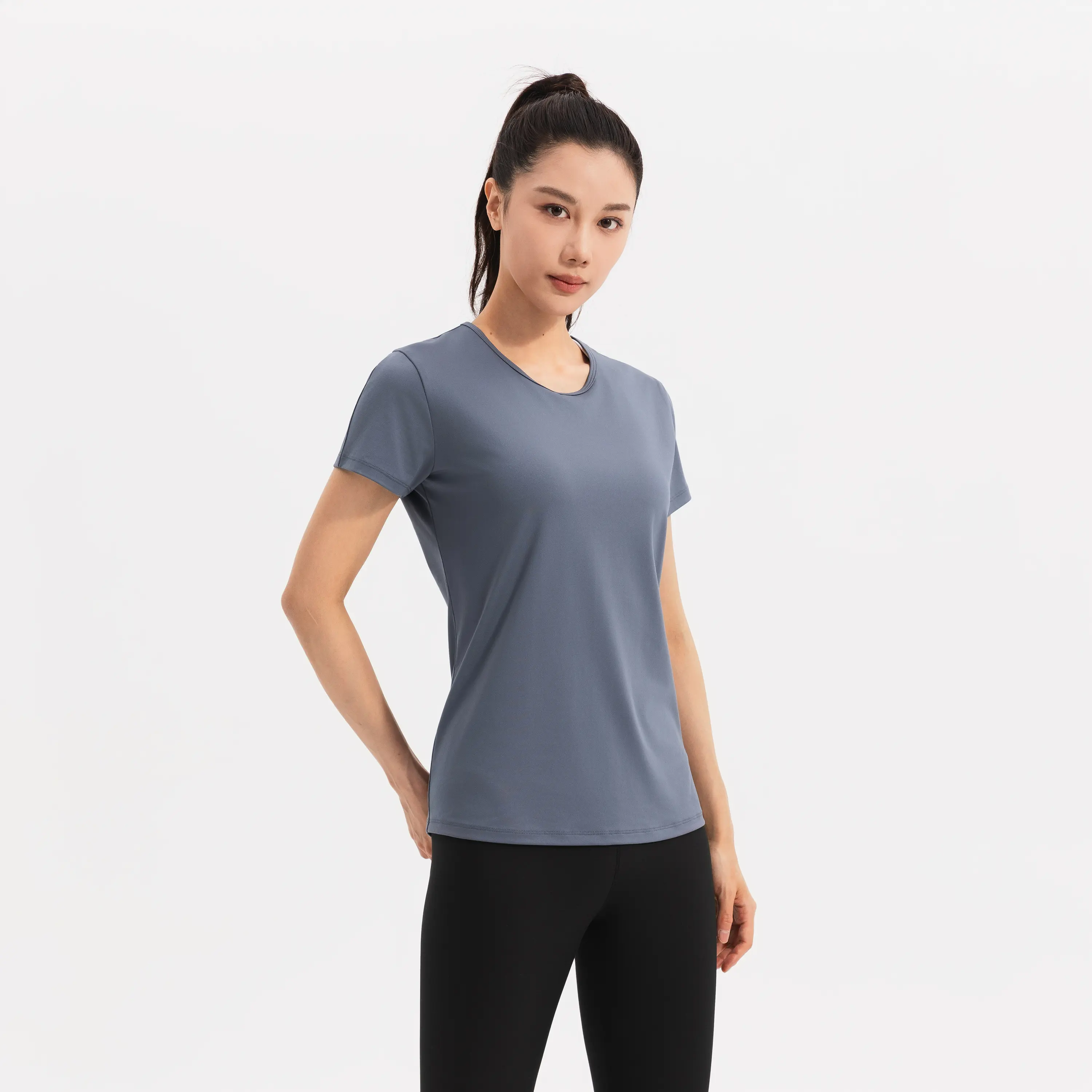 Женская базовая футболка для тренировок Domyos быстросохнущая тёмно-серая
Женская базовая футболка для тренировок Domyos быстросохнущая тёмно-серая