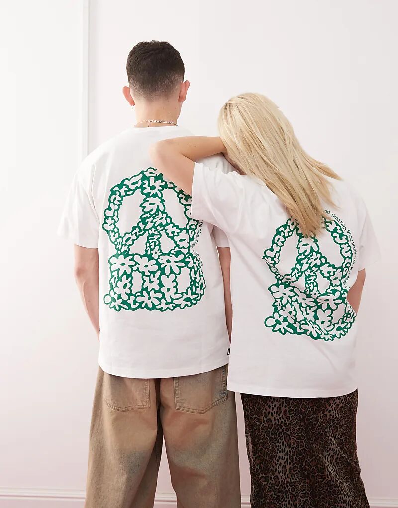 Dr Denim – Trooper – Футболка свободного кроя унисекс в кремово-белом цвете с принтом знака мира на спине.
Dr Denim – Trooper – Футболка свободного кроя унисекс в кремово-белом цвете с принтом знака мира на спине.