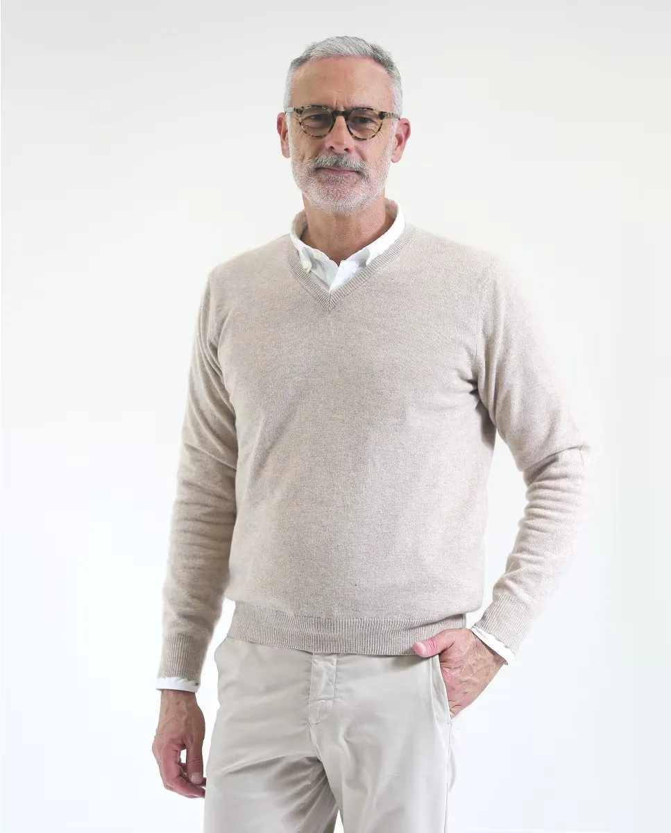 Мужской свитер из 100% кашемира светло-бежевого цвета с V-образным вырезом Wickett Jones, бежевый
Мужской свитер из 100% кашемира светло-бежевого цвета с V-образным вырезом Wickett Jones, бежевый