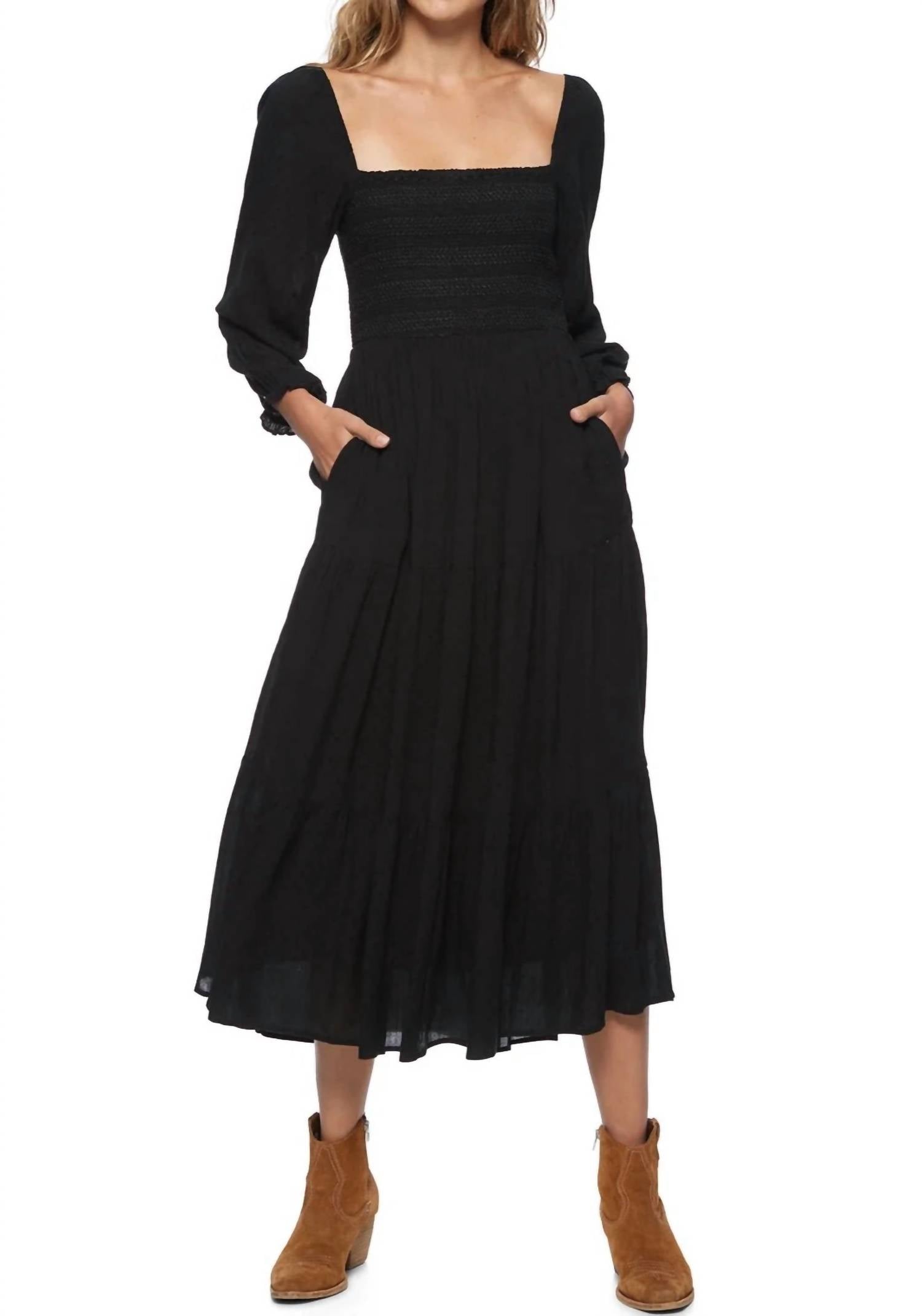 Нора, плиссированное миди-платье в черном цвете Flags & Anthem
Нора, плиссированное миди-платье в черном цвете Flags & Anthem