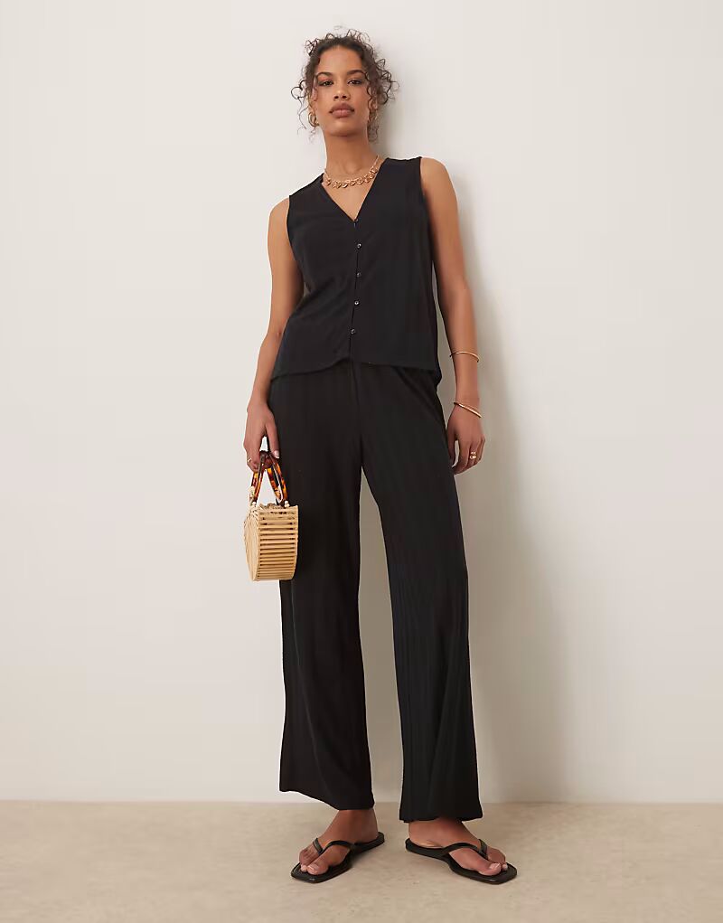 Легкие трикотажные брюки широкого кроя черного цвета Vila
Легкие трикотажные брюки широкого кроя черного цвета Vila