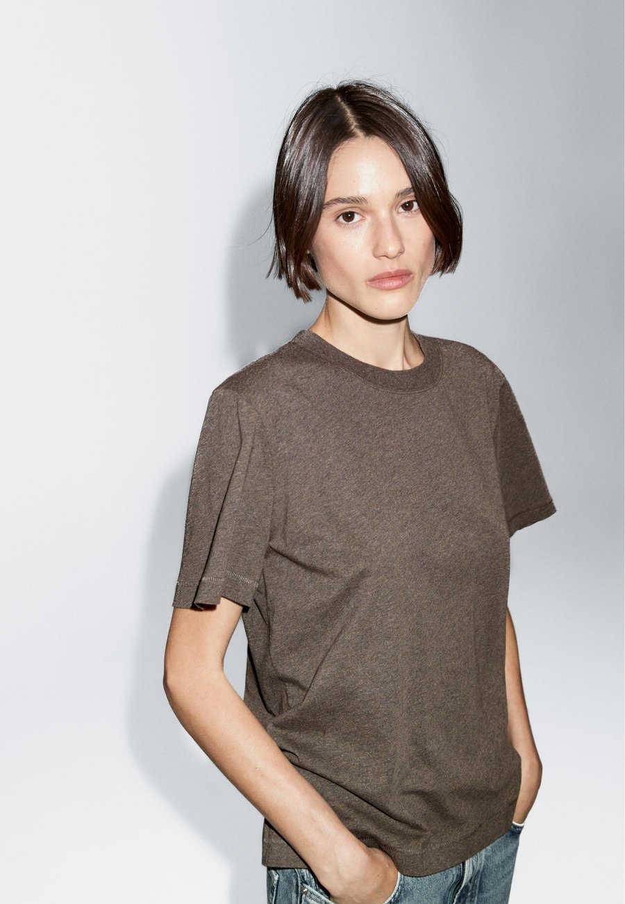 Футболка Massimo Dutti OVERSIZE CREW NECK WITH SHORT SLEEVES, Beige/Brown
Футболка Massimo Dutti OVERSIZE CREW NECK WITH SHORT SLEEVES, Beige/Brown