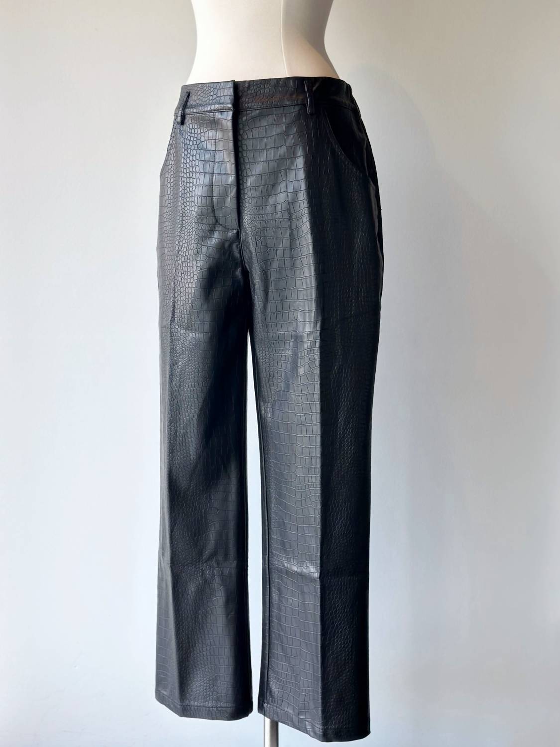 Женские брюки Marty в черном крокодиловом принте SKIES ARE BLUE
Женские брюки Marty в черном крокодиловом принте SKIES ARE BLUE