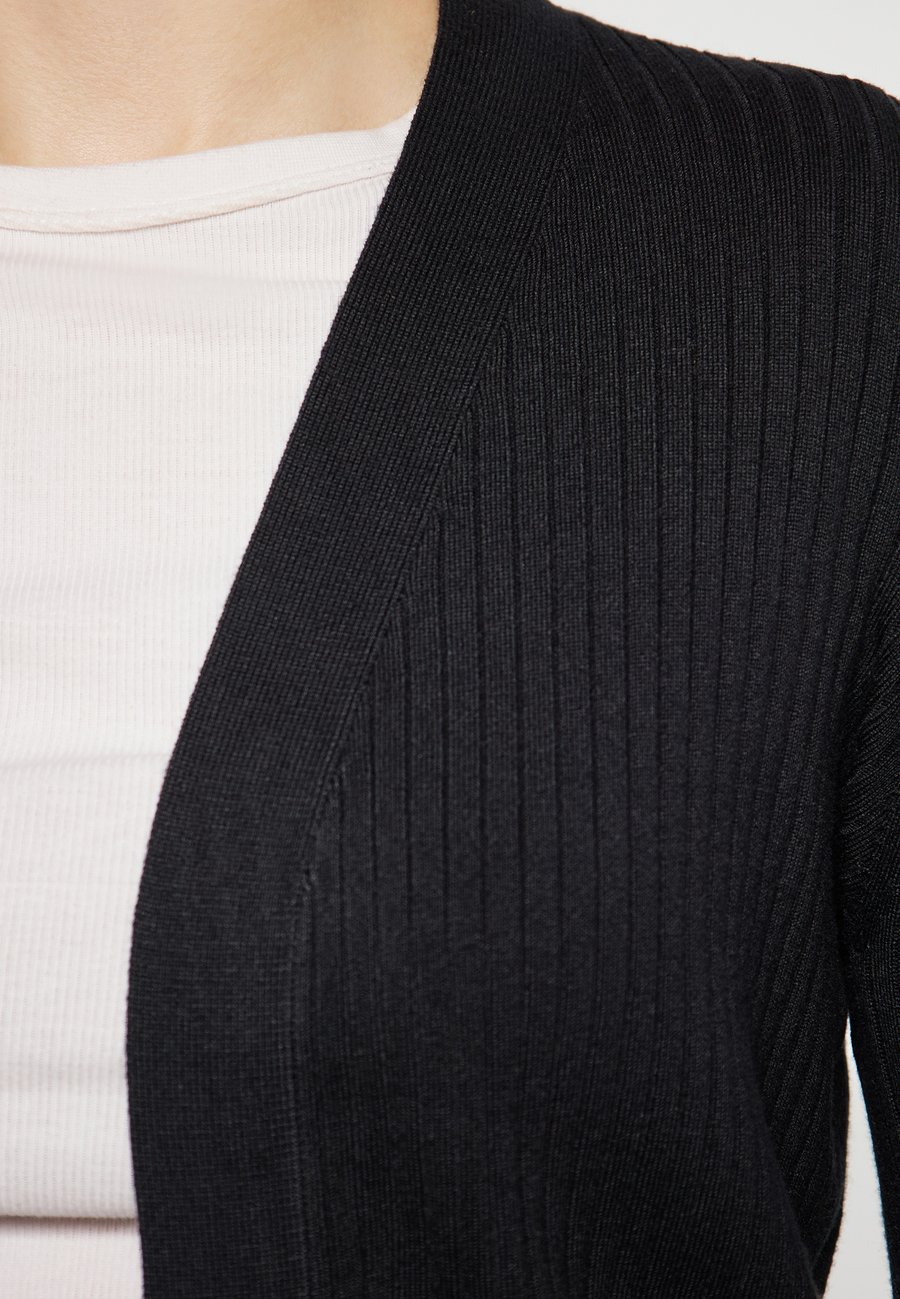 Кардиган faina CO-BRANDED WITH NAEMI, Schwarz/Black
Кардиган faina CO-BRANDED WITH NAEMI, Schwarz/Black