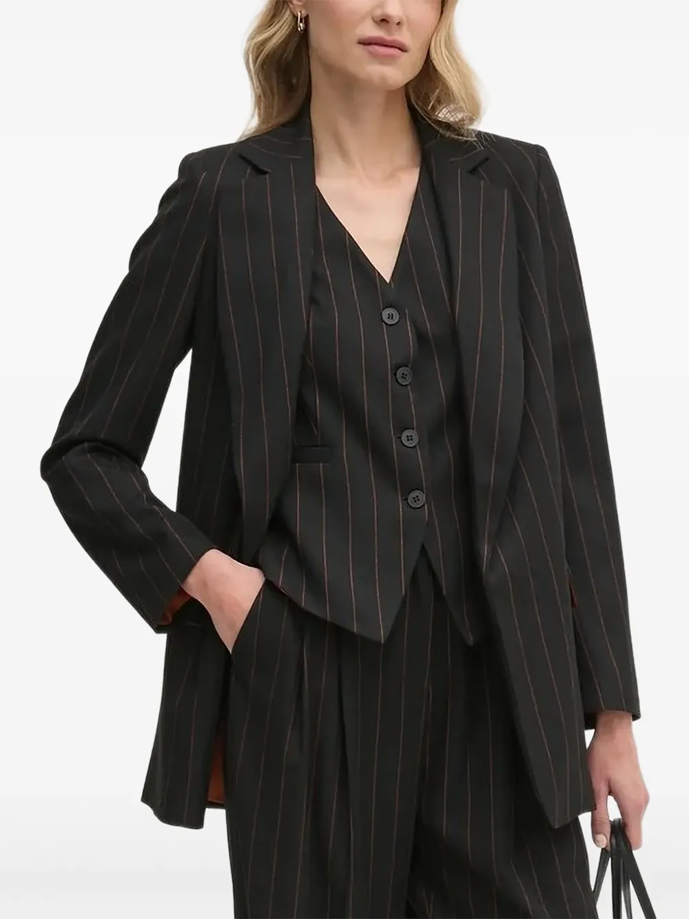 Однобортный пиджак в тонкую полоску Sandro Ferrone, черный 
Однобортный пиджак в тонкую полоску Sandro Ferrone, черный