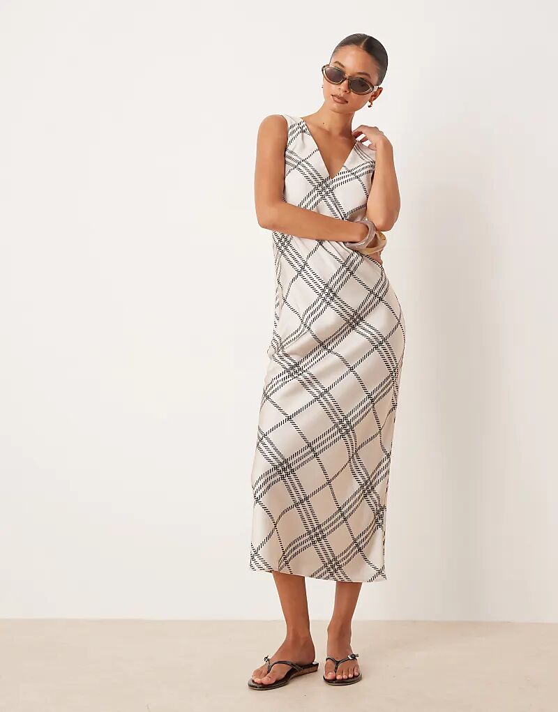 Платье-комбинация миди из атласа ASOS DESIGN с V-образным вырезом в белую и черную клетку
Платье-комбинация миди из атласа ASOS DESIGN с V-образным вырезом в белую и черную клетку