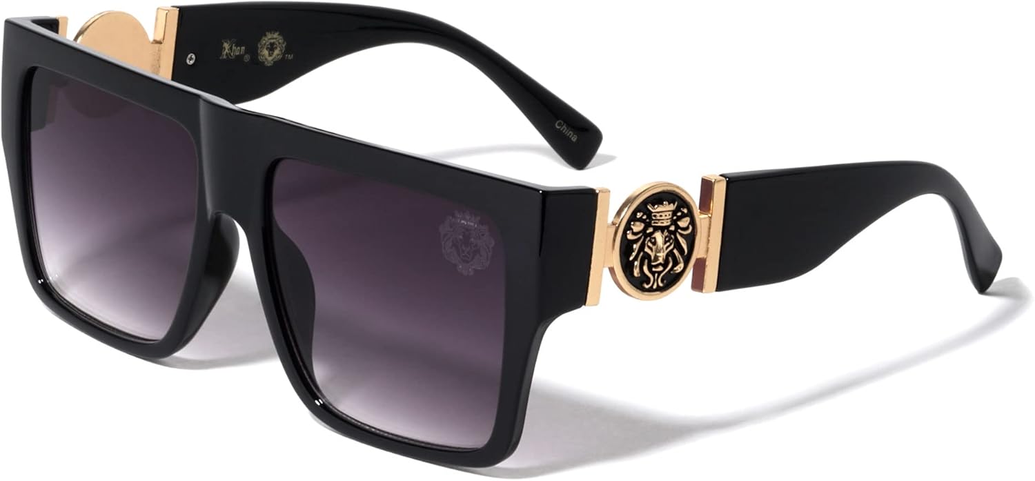 Kleo Eminent - Классические солнцезащитные очки в стиле хип-хоп с плоской верхней частью и квадратными боковыми вставками, украшенные медальоном в виде головы льва, Smoke
Kleo Eminent - Классические солнцезащитные очки в стиле хип-хоп с плоской верхней частью и квадратными боковыми вставками, украшенные медальоном в виде головы льва, Smoke