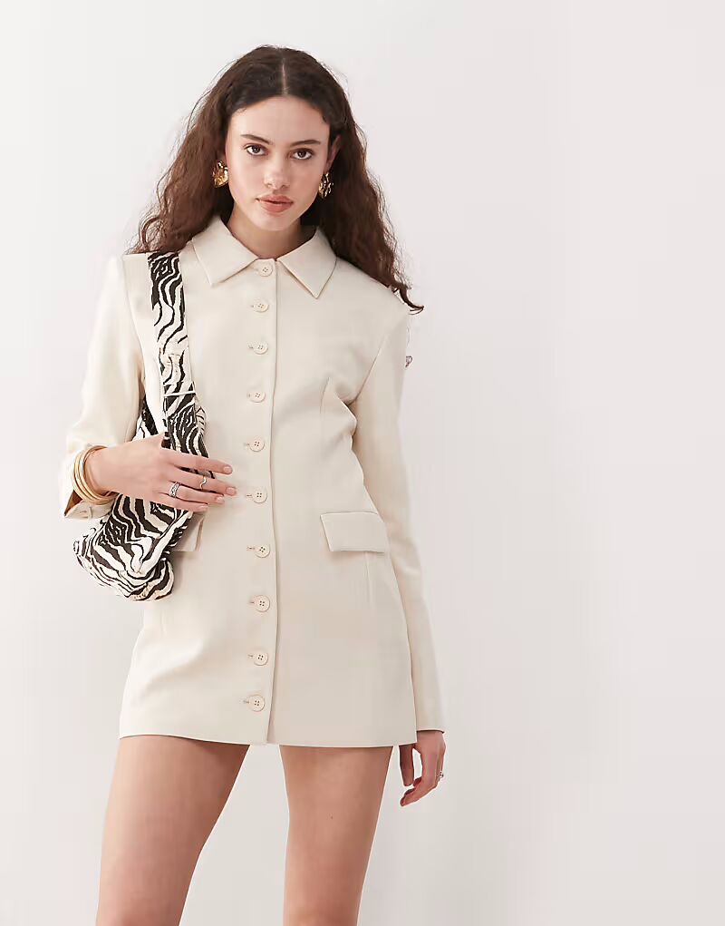 Lioness Cheri структурированное мини-платье-блейзер на пуговицах спереди кремового цвета
Lioness Cheri структурированное мини-платье-блейзер на пуговицах спереди кремового цвета