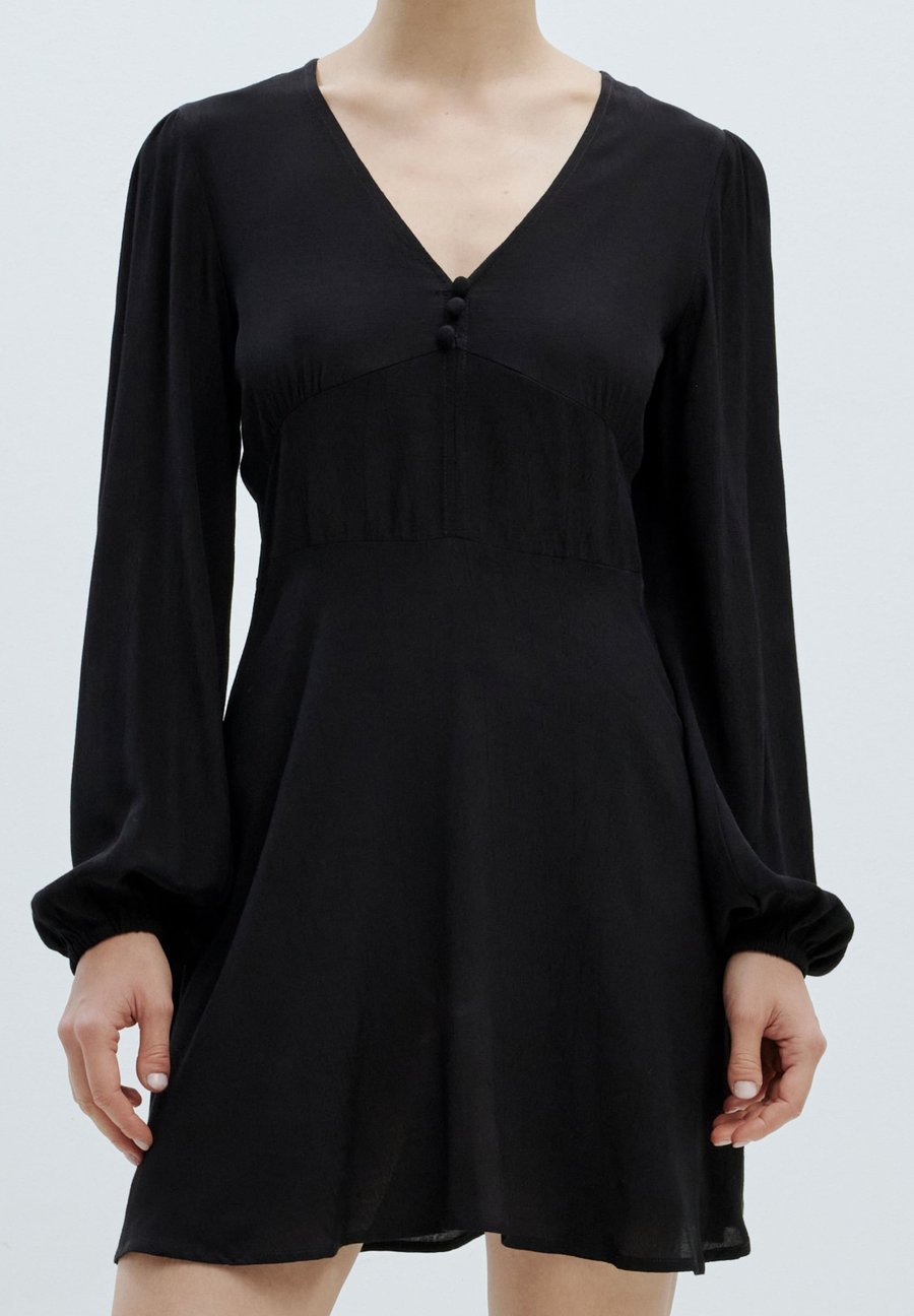 Платье EDITED ANDY, Schwarz/Black
Платье EDITED ANDY, Schwarz/Black