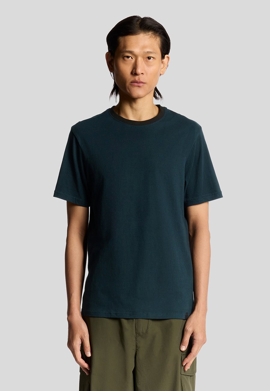 Футболка Lyle & Scott SS HALF RAGLAN, Dark Navy/Blue
Футболка Lyle & Scott SS HALF RAGLAN, Dark Navy/Blue