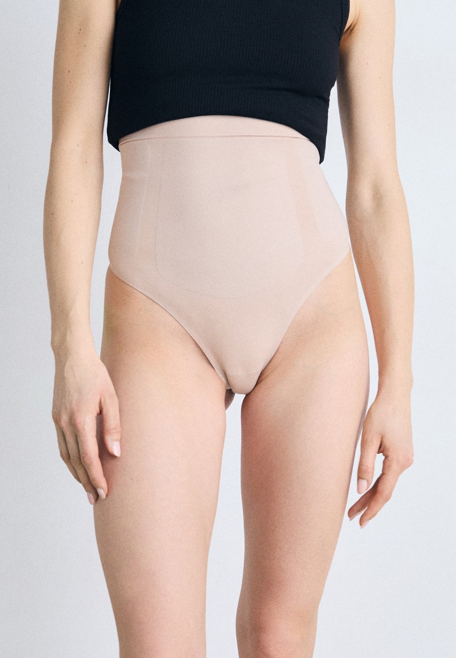 Трусы Calvin Klein Underwear SHAPEWEAR EXTRA FIRM SEAMLESS THONG SECURE SCULPT, Cedar/Beige
Трусы Calvin Klein Underwear SHAPEWEAR EXTRA FIRM SEAMLESS THONG SECURE SCULPT, Cedar/Beige