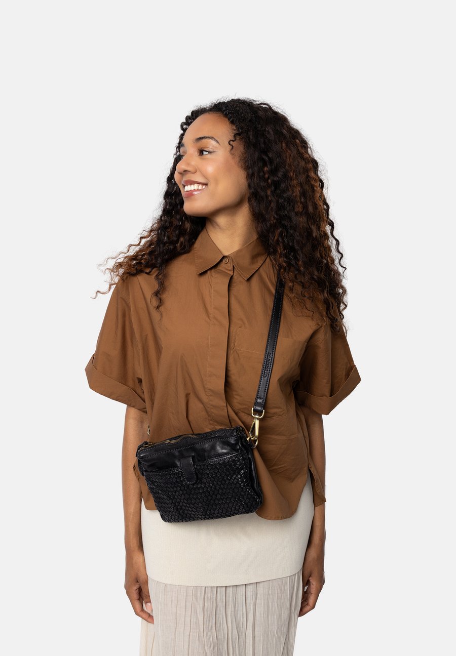 Сумка кросс-боди RE:DESIGNED MARGA, Black
Сумка кросс-боди RE:DESIGNED MARGA, Black