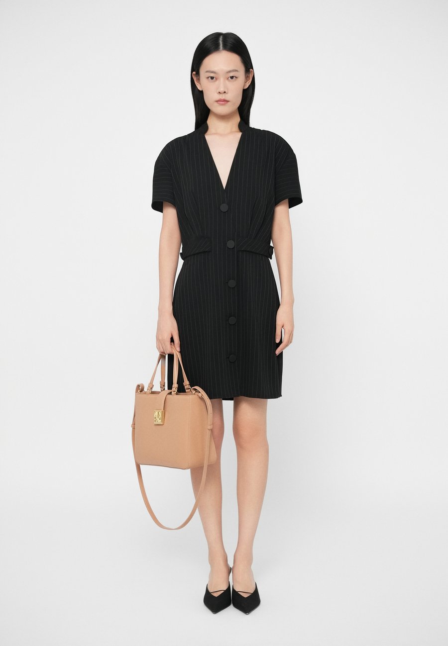 Сумка Armani Exchange AMY TOTE, Candied Ginger/Beige
Сумка Armani Exchange AMY TOTE, Candied Ginger/Beige