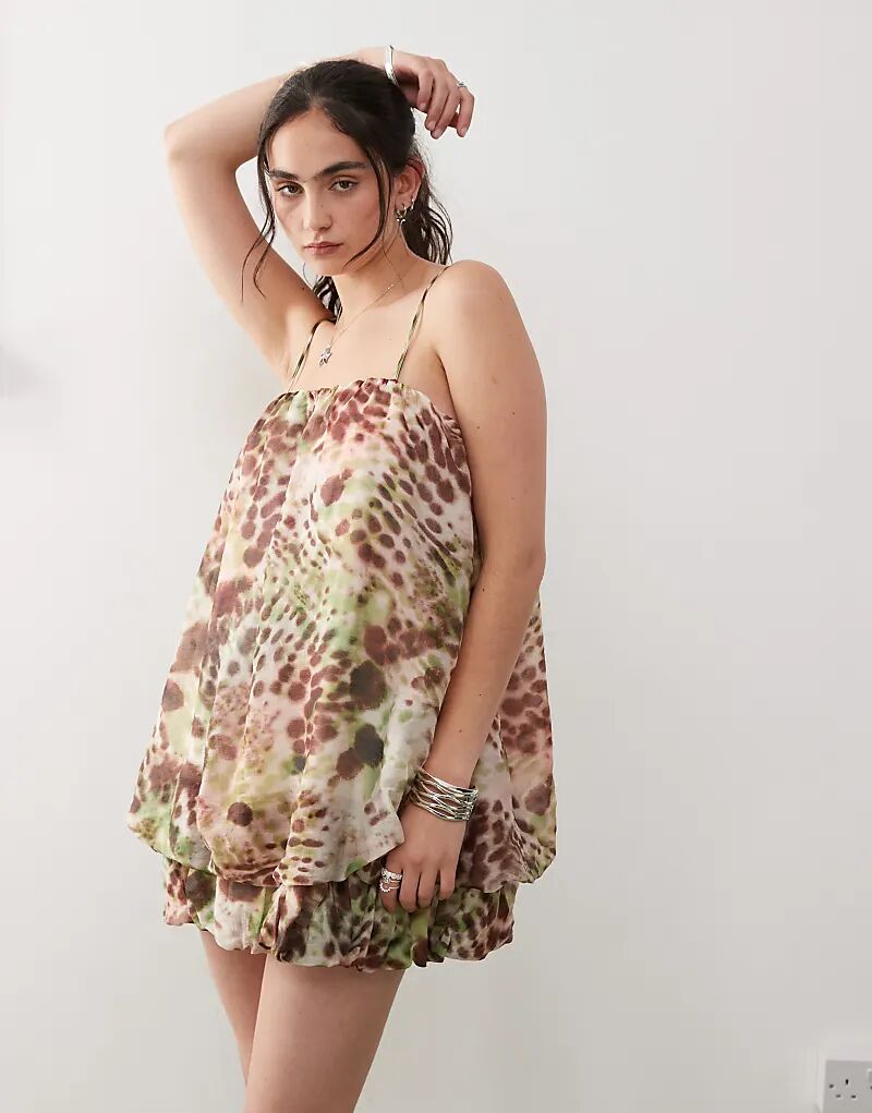 Платье-фонарик Monki с объёмным принтом хаки и коричневого цвета
Платье-фонарик Monki с объёмным принтом хаки и коричневого цвета