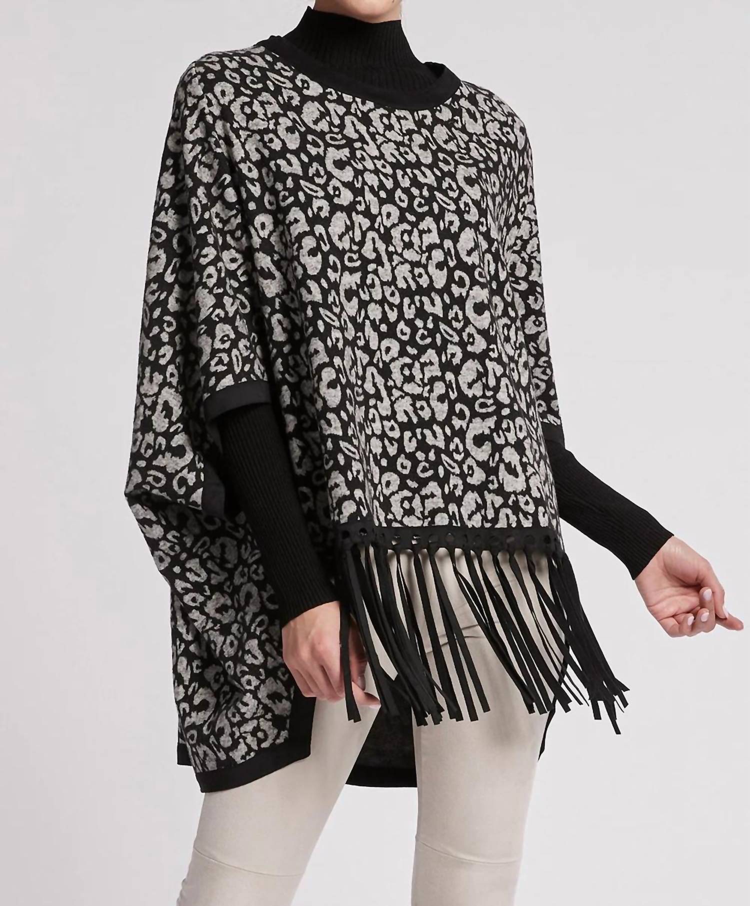 Черный пончо-свитер Cheetah Tyler Boe
Черный пончо-свитер Cheetah Tyler Boe