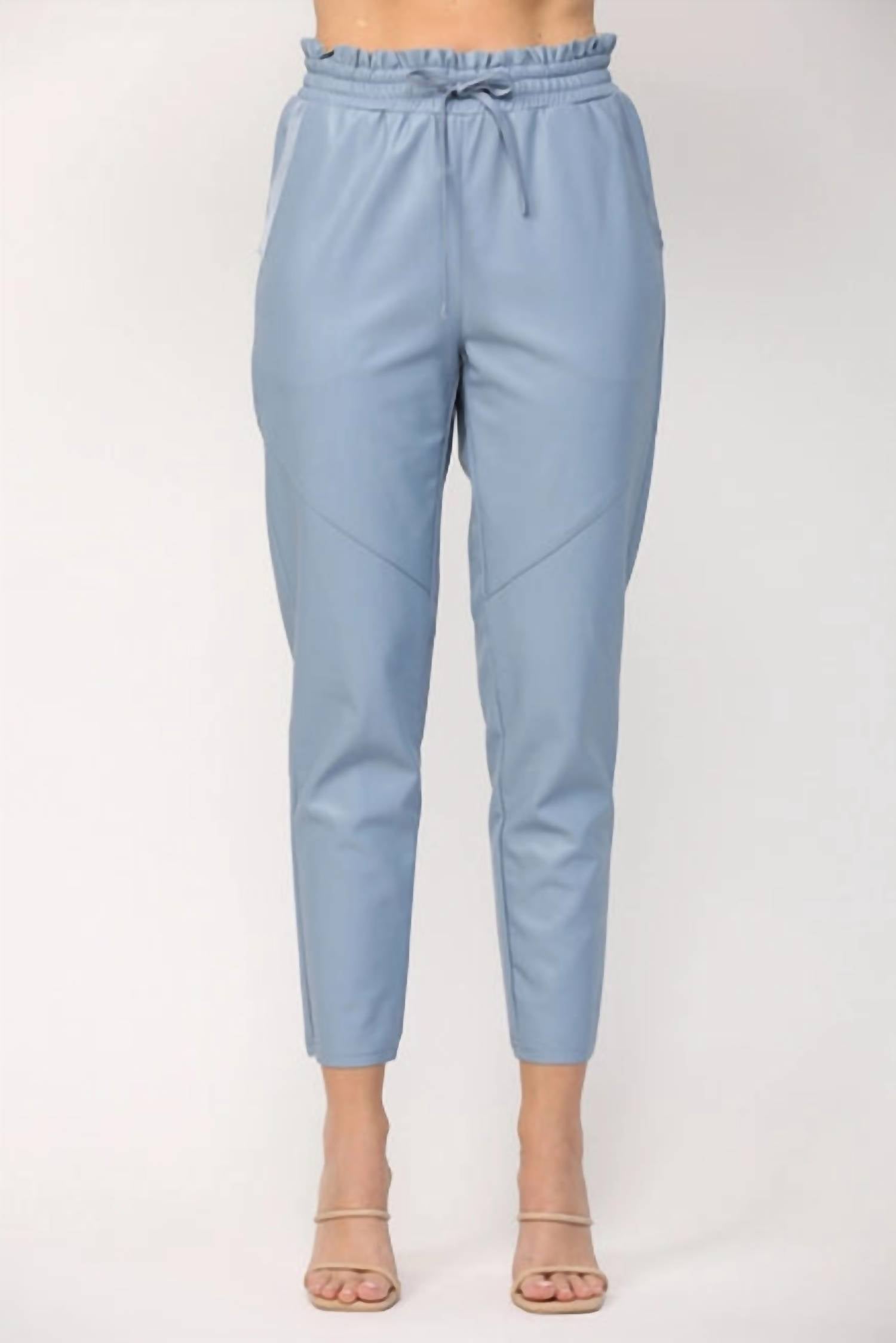 Брюки из искусственной кожи с завязками на талии, выцветшего синего цвета FATE 
Брюки из искусственной кожи с завязками на талии, выцветшего синего цвета FATE