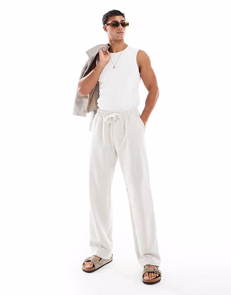 Свободные брюки в полоску из джерси сирсакер от Jack & Jones бежевого цвета
Свободные брюки в полоску из джерси сирсакер от Jack & Jones бежевого цвета