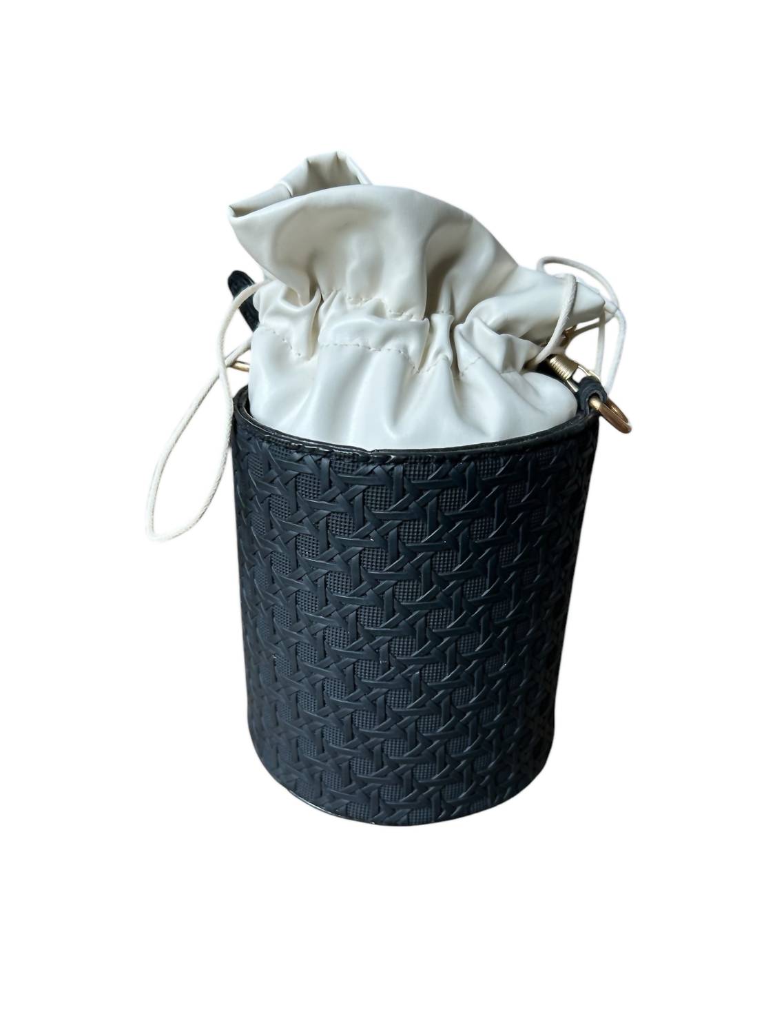 Женская узорчатая сумка-ведро в черном цвете ANUJA TOLIA
Женская узорчатая сумка-ведро в черном цвете ANUJA TOLIA