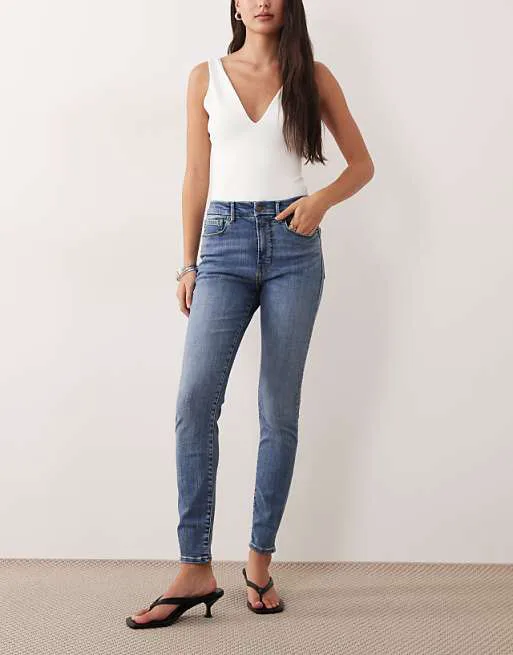 Голубые джинсы скинни Good American Good Legs
Голубые джинсы скинни Good American Good Legs