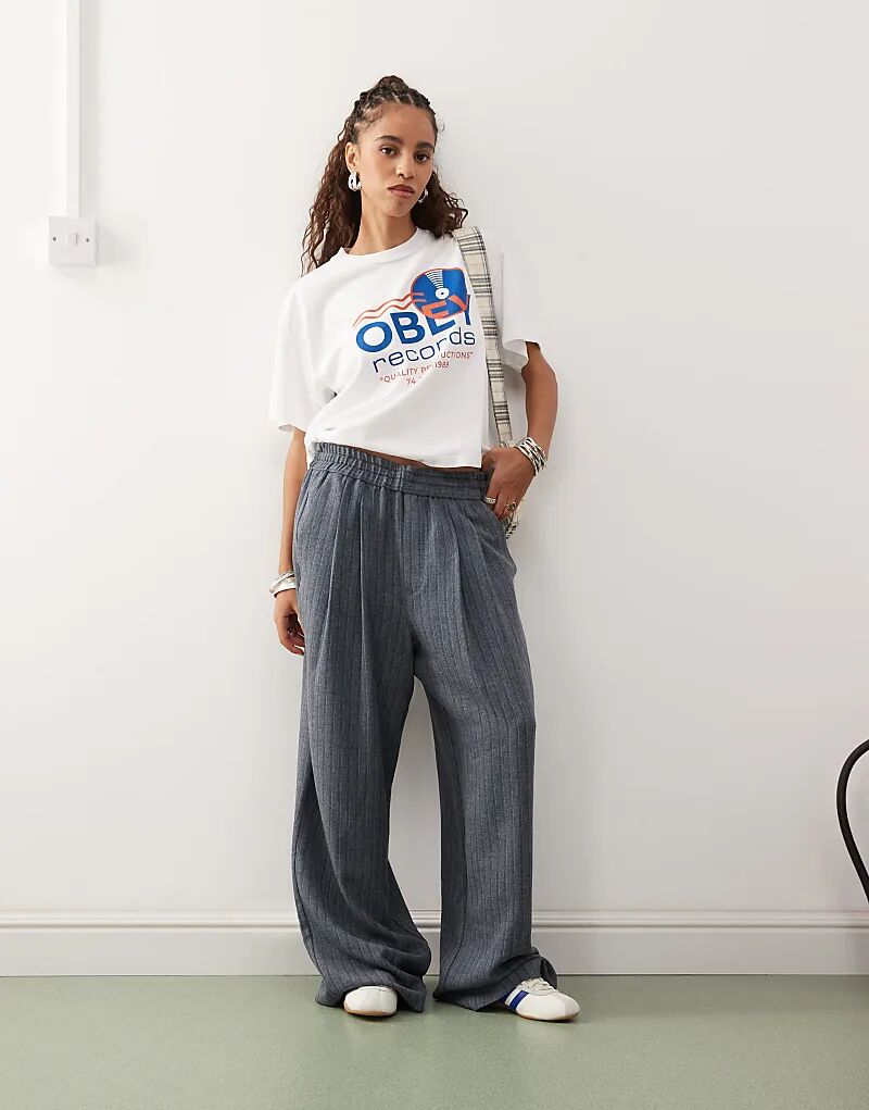 COLLUSION Свободные брюки в тёмно-синюю полоску
COLLUSION Свободные брюки в тёмно-синюю полоску