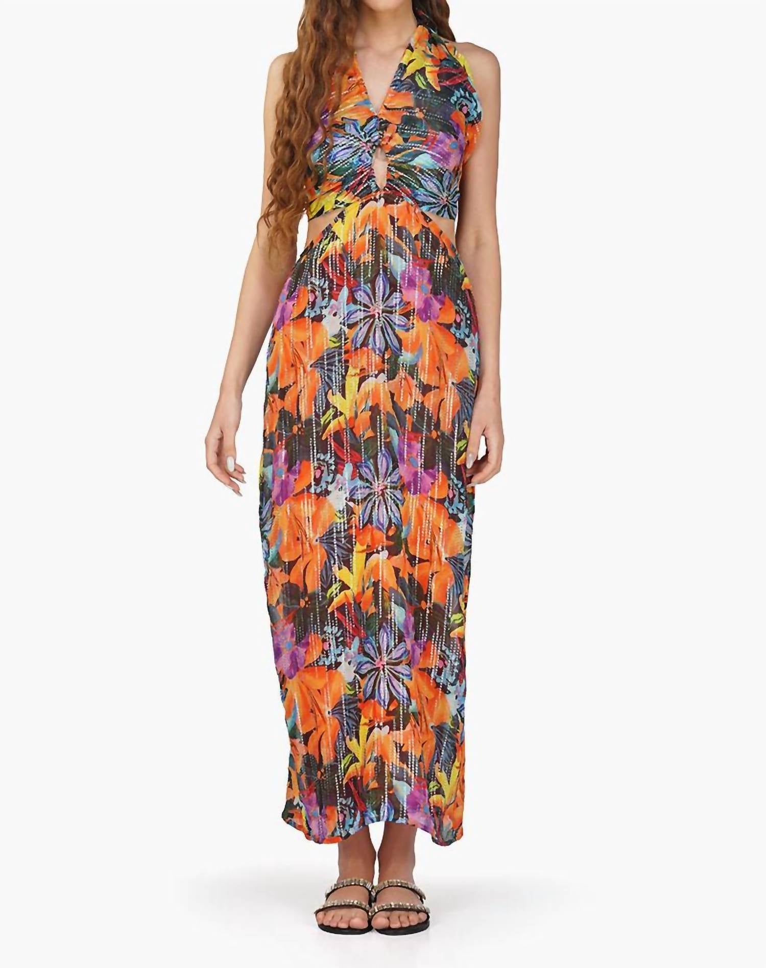 AMERICA & BEYOND Жители островов Теркс и Кайкос одеваются в разноцветную одежду
AMERICA & BEYOND Жители островов Теркс и Кайкос одеваются в разноцветную одежду