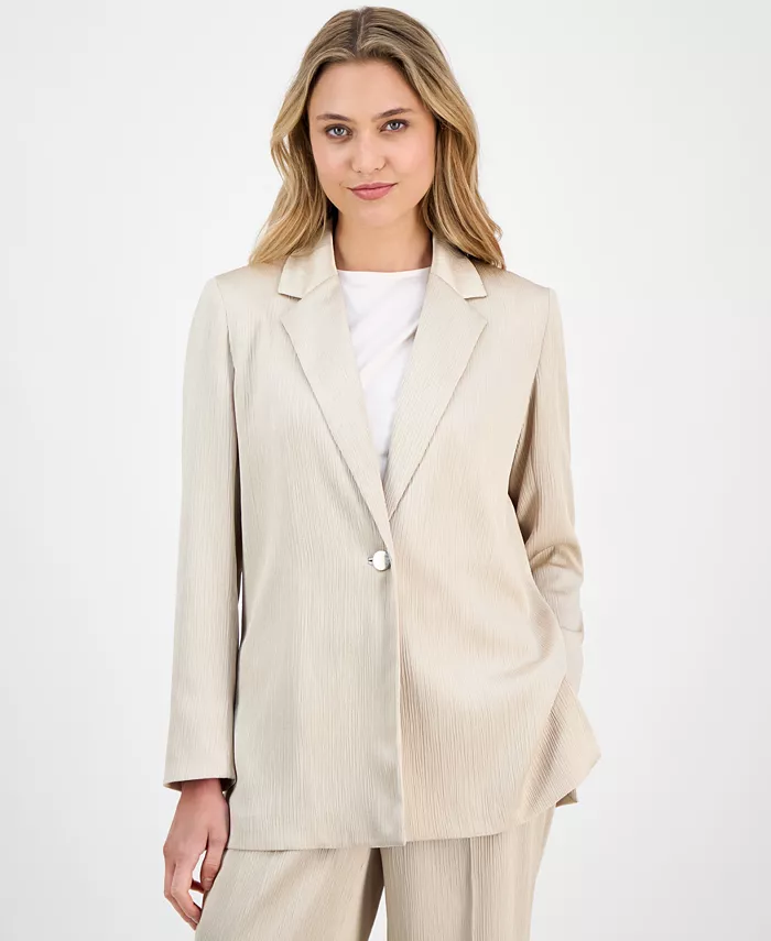 Женская жакетка из жатого сатина с отложным воротником и одной пуговицей Anne Klein, белый
Женская жакетка из жатого сатина с отложным воротником и одной пуговицей Anne Klein, белый