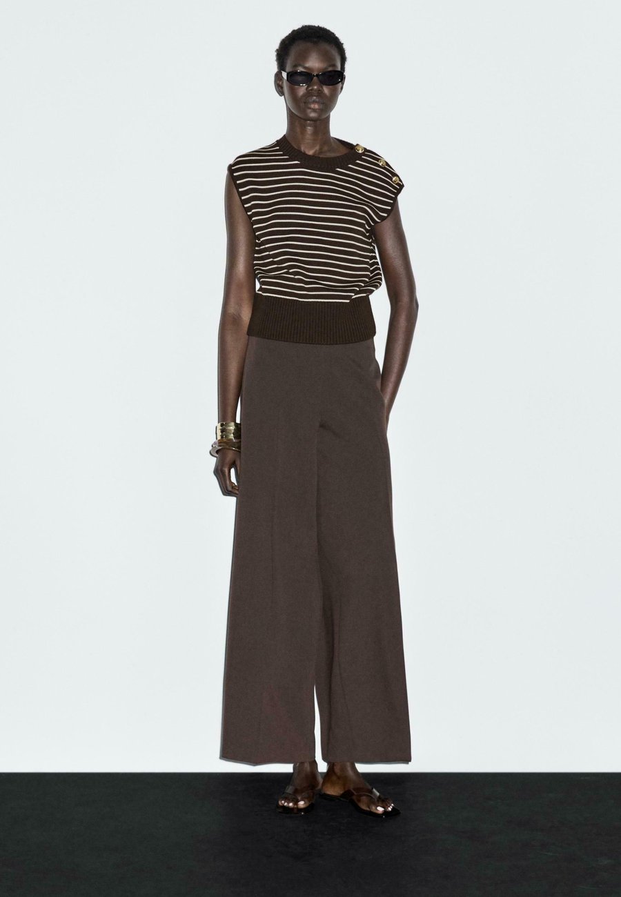 Джемпер Massimo Dutti STRIPED WITH SHOULDER BUTTONS, Mottled Dark Brown
Джемпер Massimo Dutti STRIPED WITH SHOULDER BUTTONS, Mottled Dark Brown