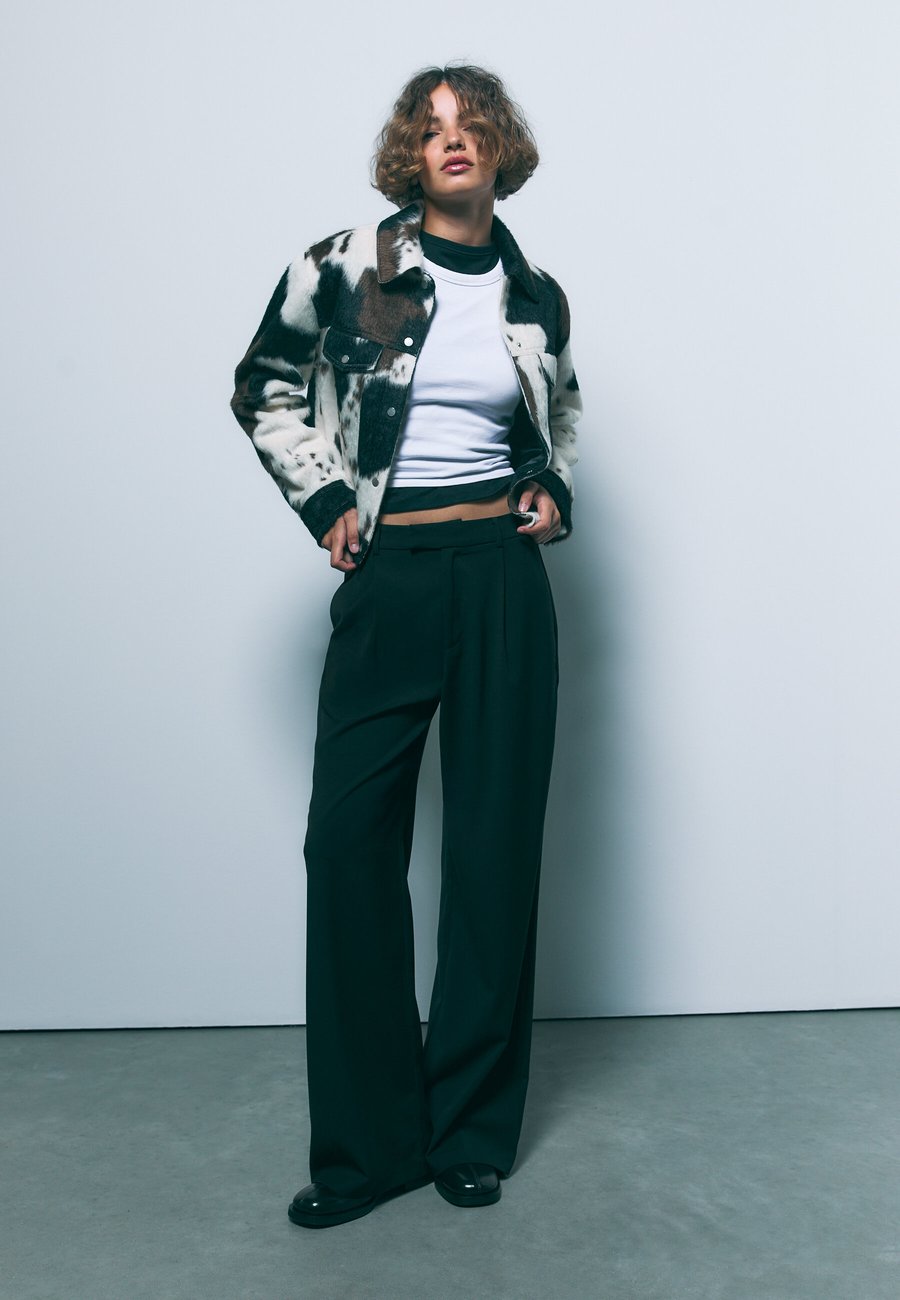 Брюки Stradivarius WIDE FORMAL WEAR , Black
Брюки Stradivarius WIDE FORMAL WEAR , Black