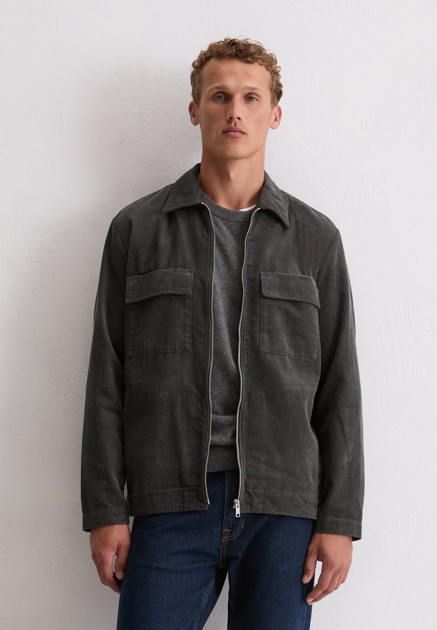 Куртка Marc O'Polo WITH BOWLING COLLAR FLAP AND SIDESEAM POCKET ZIPPER AT FRONT, Broken Graphite/Dark Grey
Куртка Marc O'Polo WITH BOWLING COLLAR FLAP AND SIDESEAM POCKET ZIPPER AT FRONT, Broken Graphite/Dark Grey