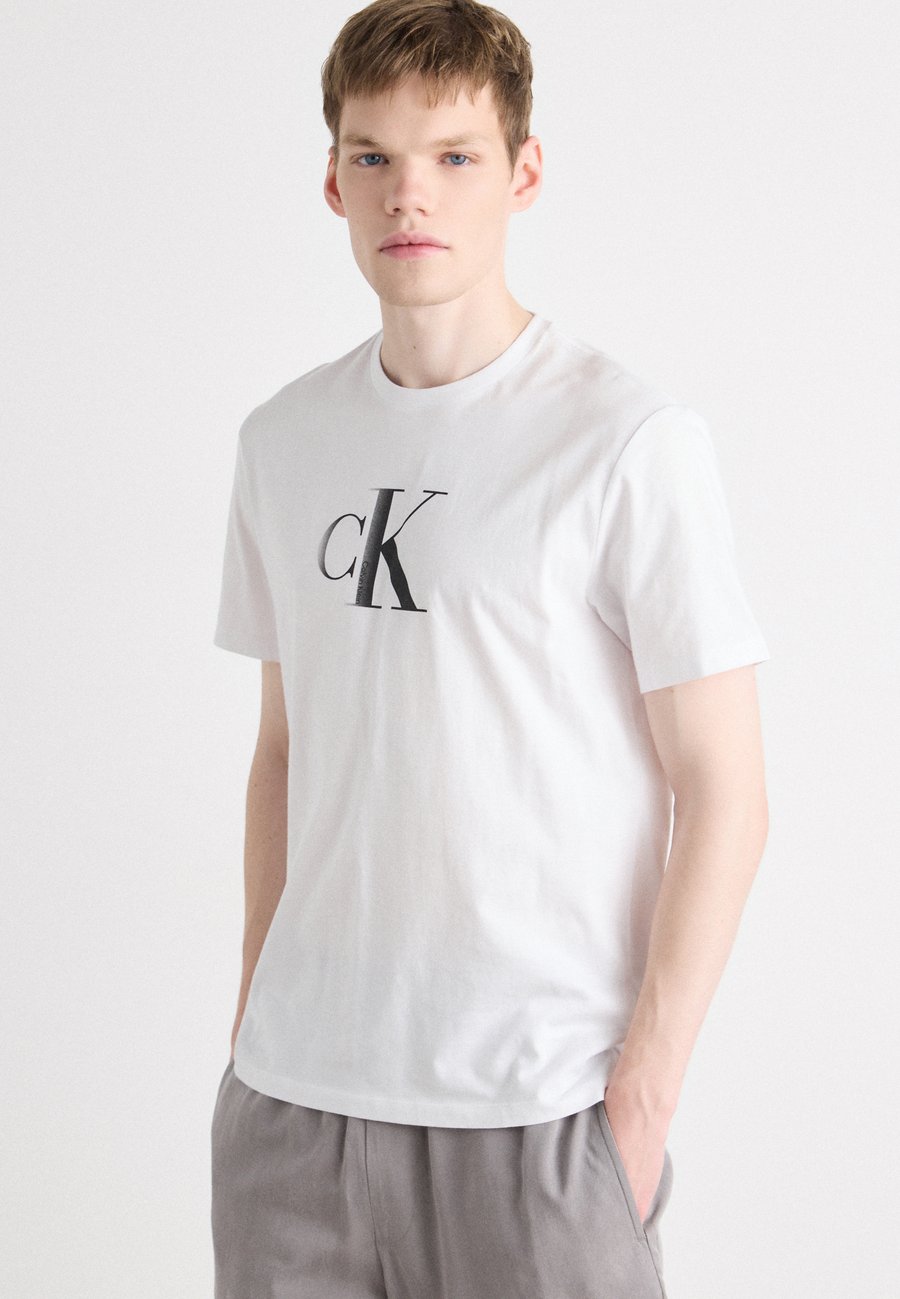 Футболка Calvin Klein Jeans CENTER MONOGRAM CLASSIC, Brilliant White/White
Футболка Calvin Klein Jeans CENTER MONOGRAM CLASSIC, Brilliant White/White