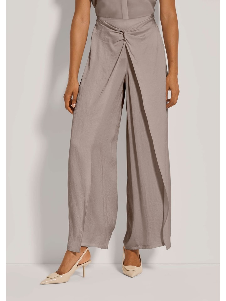 MADELEINE Летние брюки и пуловер выше колена цвета капучино
MADELEINE Летние брюки и пуловер выше колена цвета капучино