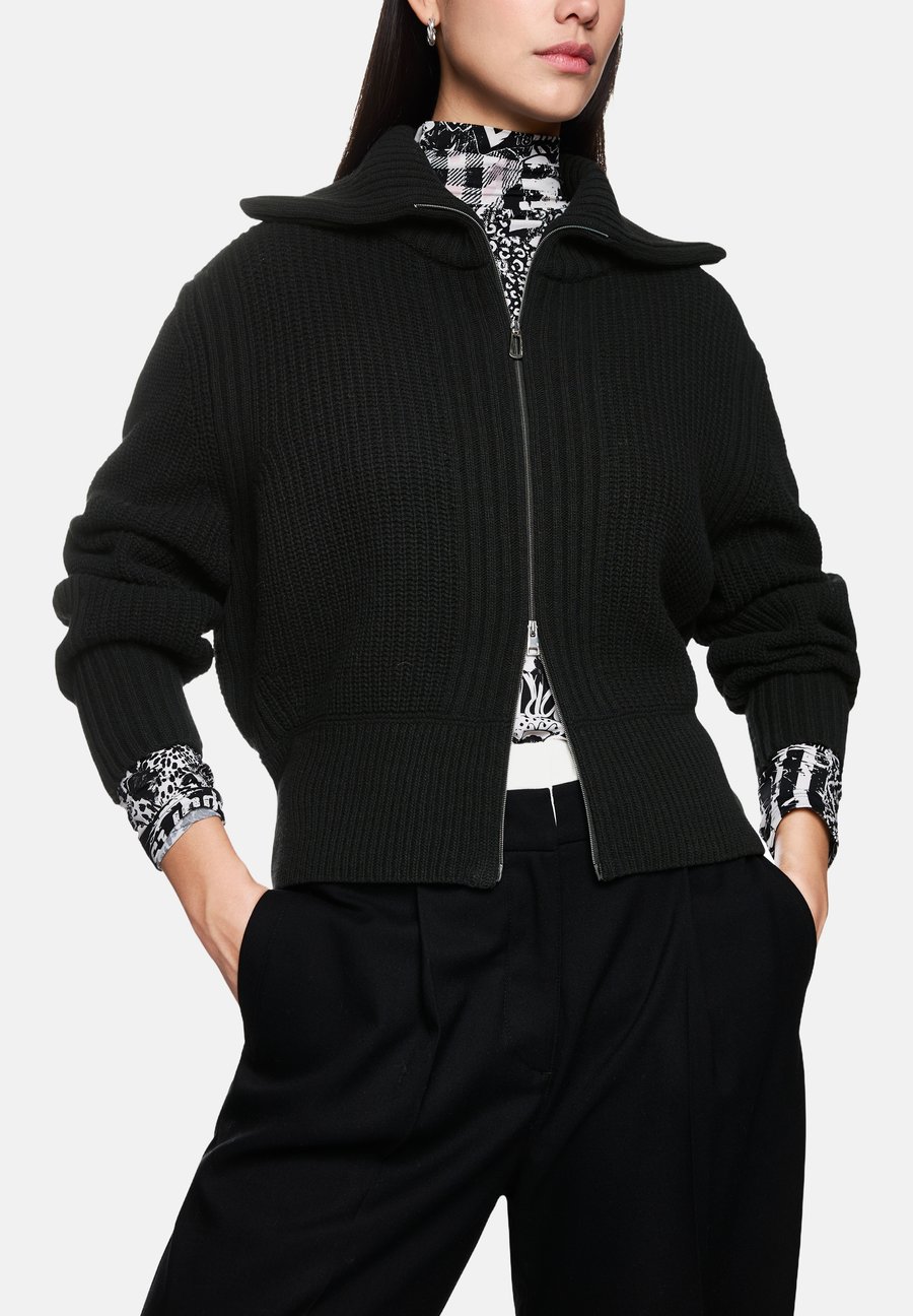 Кардиган Marc Cain GERMANY MIT KRAGEN, Black
Кардиган Marc Cain GERMANY MIT KRAGEN, Black