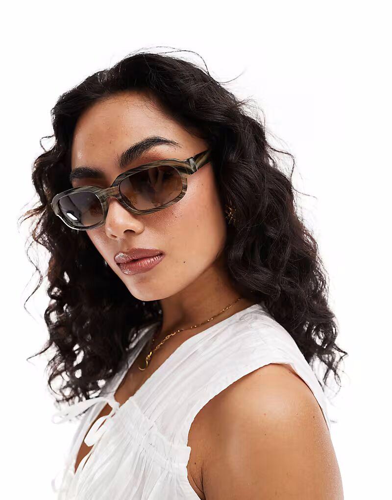 A.Kjaerbede будет носить квадратные солнцезащитные очки в серую полоску
A.Kjaerbede будет носить квадратные солнцезащитные очки в серую полоску