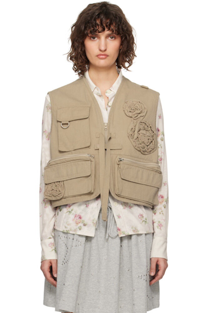 Жилет карго бежевого цвета с аппликацией OPEN YY
Жилет карго бежевого цвета с аппликацией OPEN YY